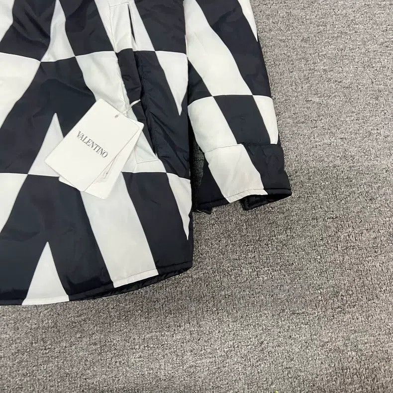 Valentino Valentino Big V full print wears a down jacket jacket on b Size US L / EU 52-54 / 3 - 6 Thumbnail