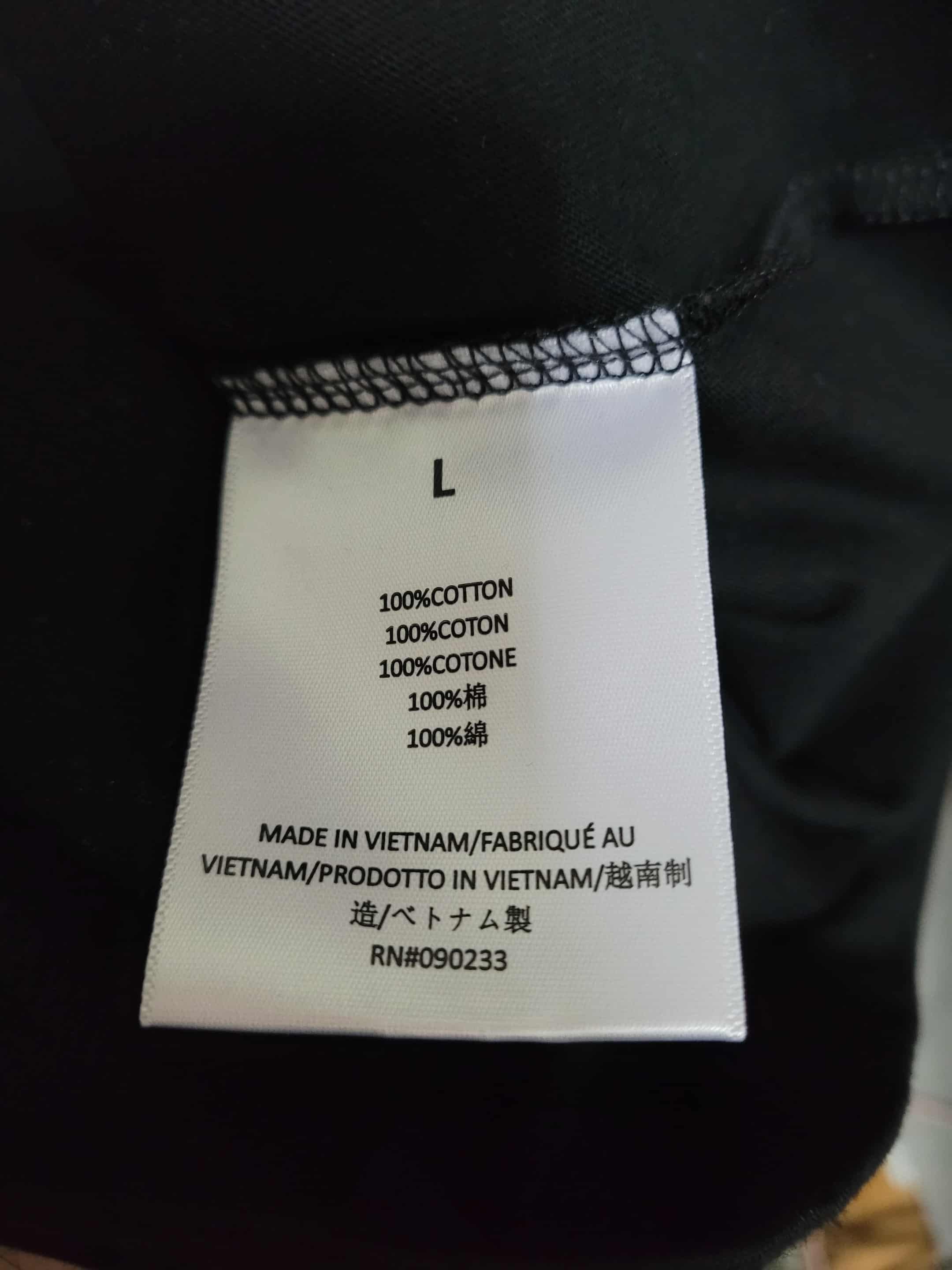 Fear of God sz L FOG Essentials Small Logo Tee Jet Black (FW23) Size US L / EU 52-54 / 3 - 9 Thumbnail