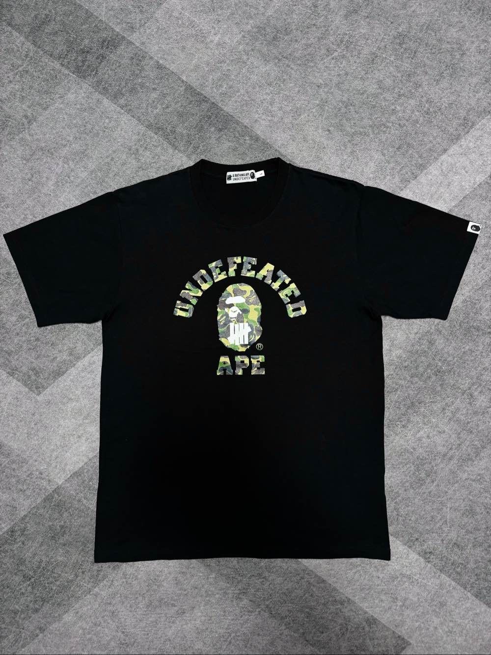 Bape A BATHING APE x Undefeated Logo T-Shirt Size L Size US L / EU 52-54 / 3 - 1 Thumbnail