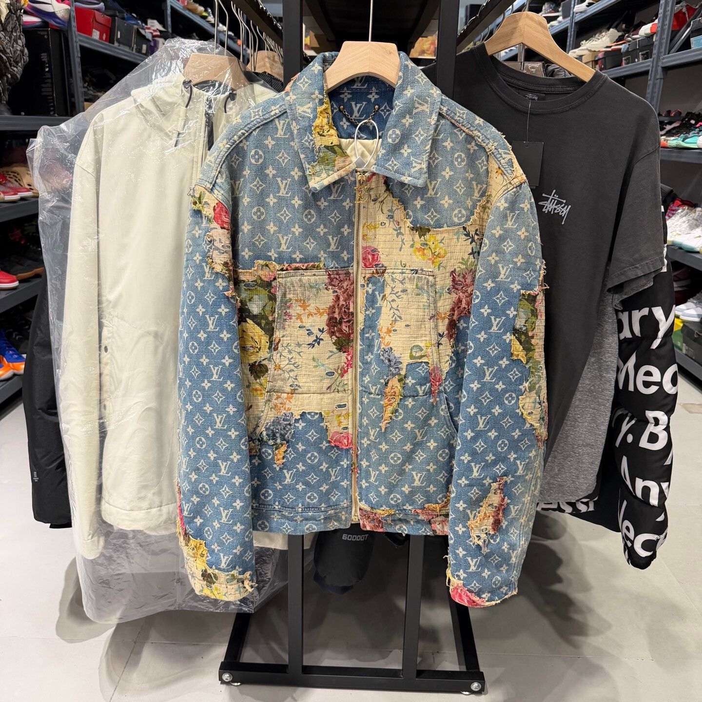 Louis Vuitton Louis Vuitton Distressed Floral Denim Jacket Size US S / EU 44-46 / 1 - 1 Thumbnail