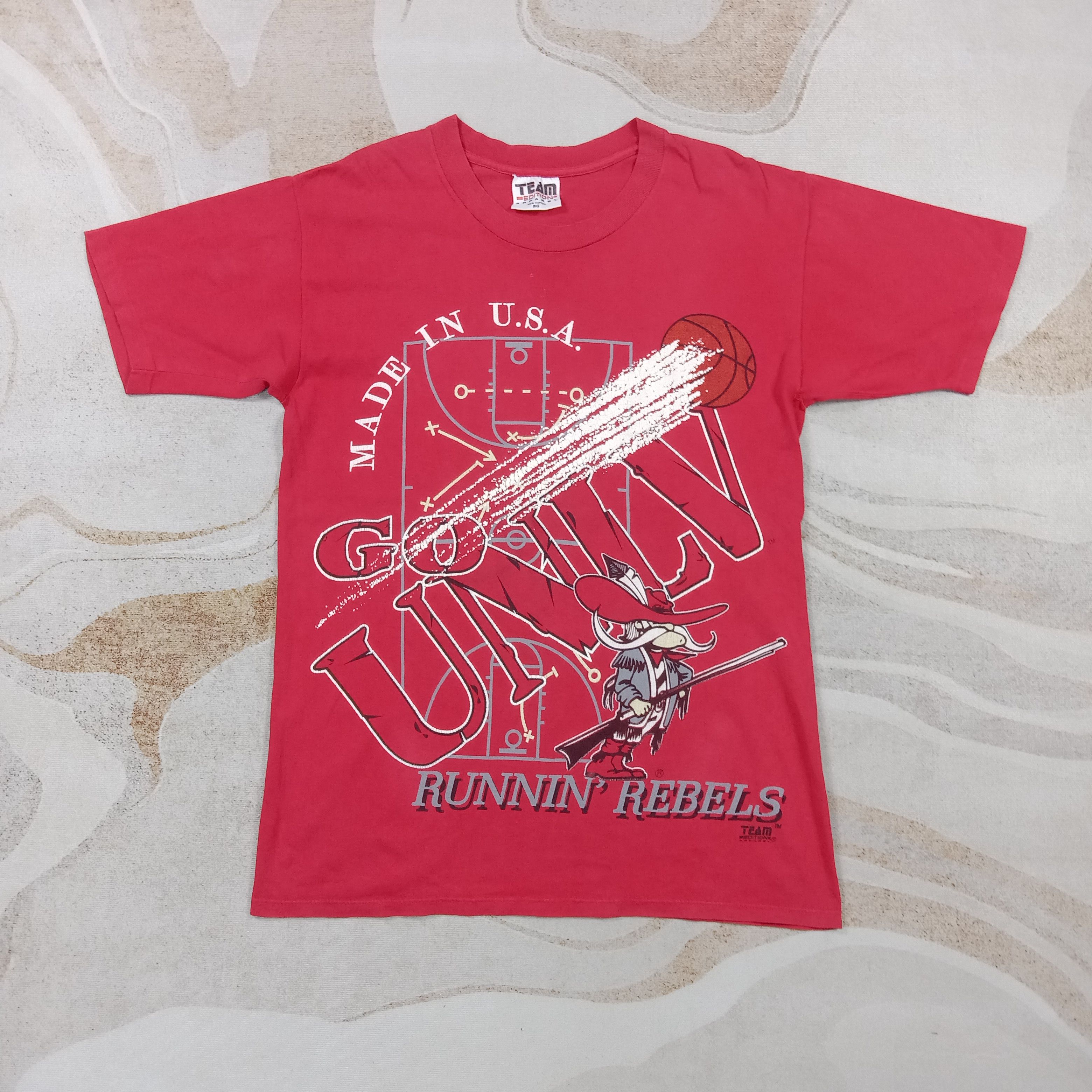 Vintage Vintage 90's UNLV Running Basketball Tshirt C276N666N66 Size US L / EU 52-54 / 3 - 1 Thumbnail