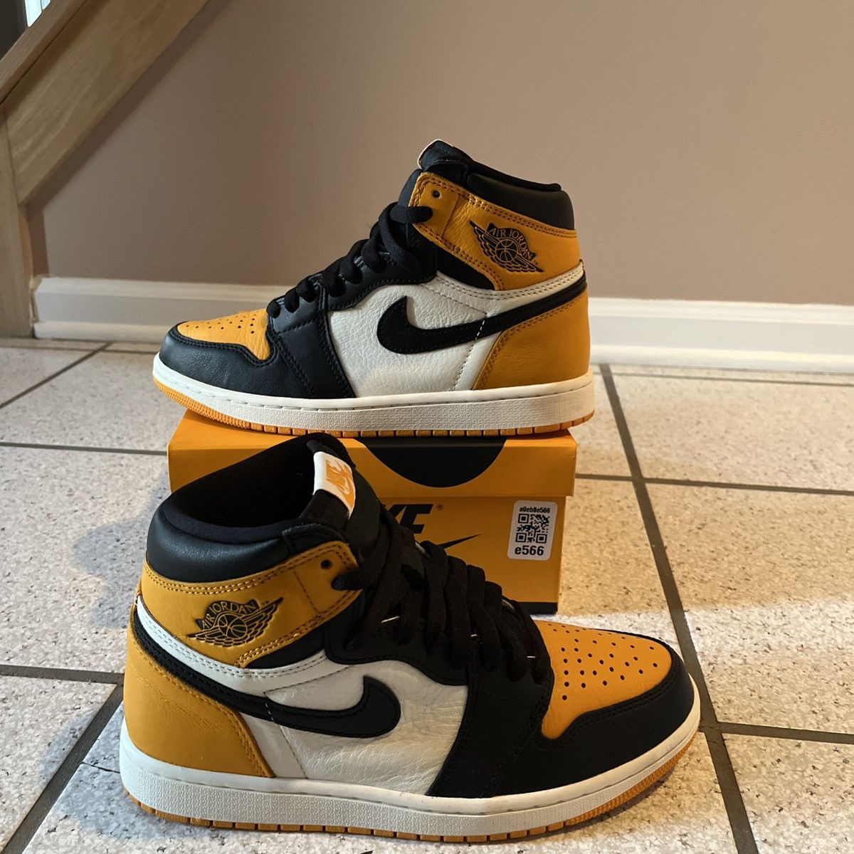 Jordan Brand Air Jordan 1 Retro High OG Taxi Size US 7 / EU 40 - 1 Thumbnail