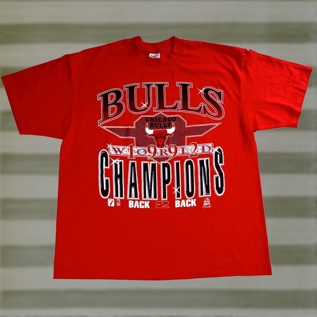 NBA VINTAGE Chicago Bulls 1992 Back 2 Back NBA Champions T-Shirt Mens XL Red 90s Stedman Made in USA Graphic Print Short Sleeve Crew Neck Shirt Size US XL / EU 56 / 4 - 1 Thumbnail