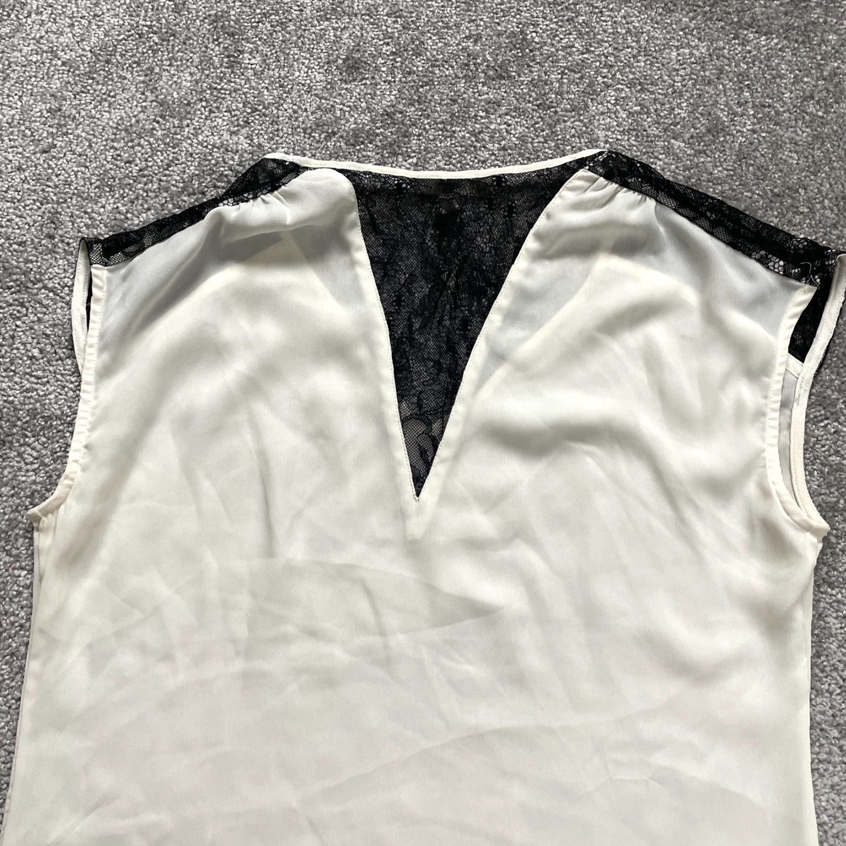 Banana Republic Banana Republic Tank Top Womens PXS White Lace V-Neck Sleeveless Blouse Size XS / US 0-2 / IT 36-38 - 3 Thumbnail