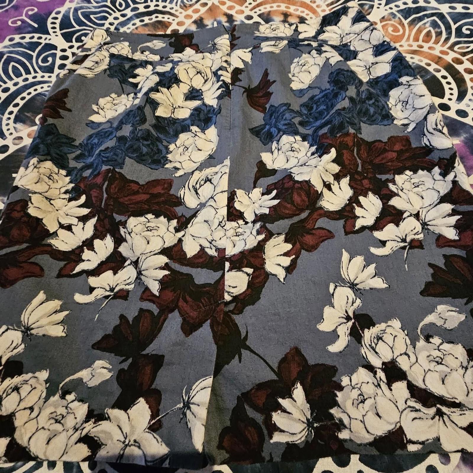 Ann Taylor Ann Taylor Women's Burgundy and Navy Floral Skirt Size 27" / US 4 / IT 40 - 5 Thumbnail