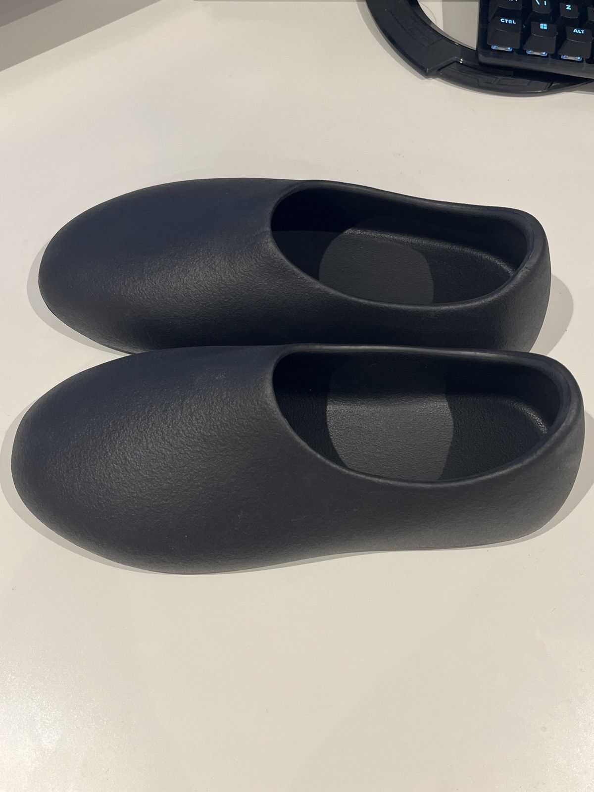 Yeezy YZY SL-01 Size US 9 / EU 42 - 2 Thumbnail