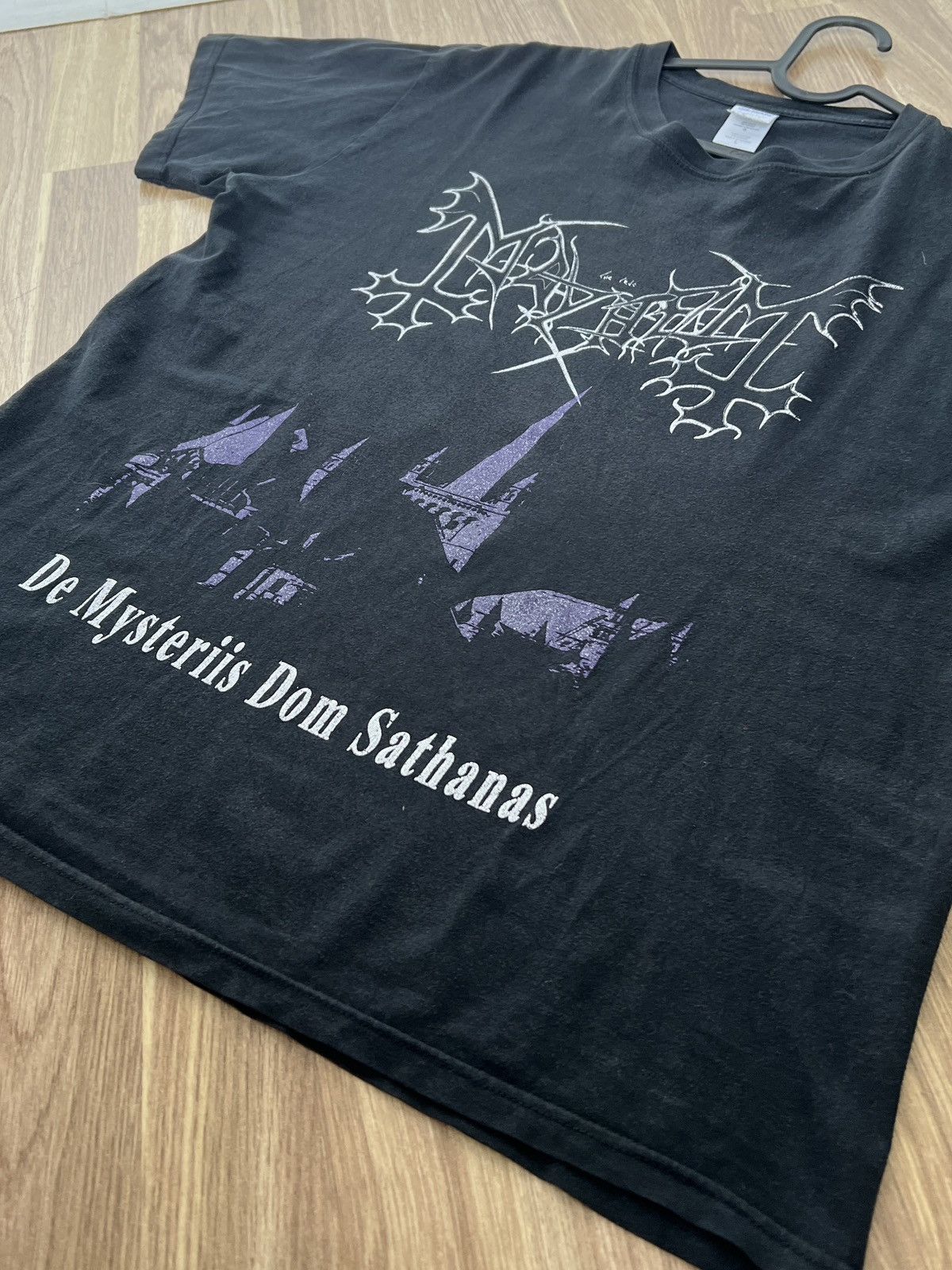 Gildan Vintage Mayhem De Mysteriis Dom Sathanas 2007 Tee size M-L Size US L / EU 52-54 / 3 - 4 Thumbnail