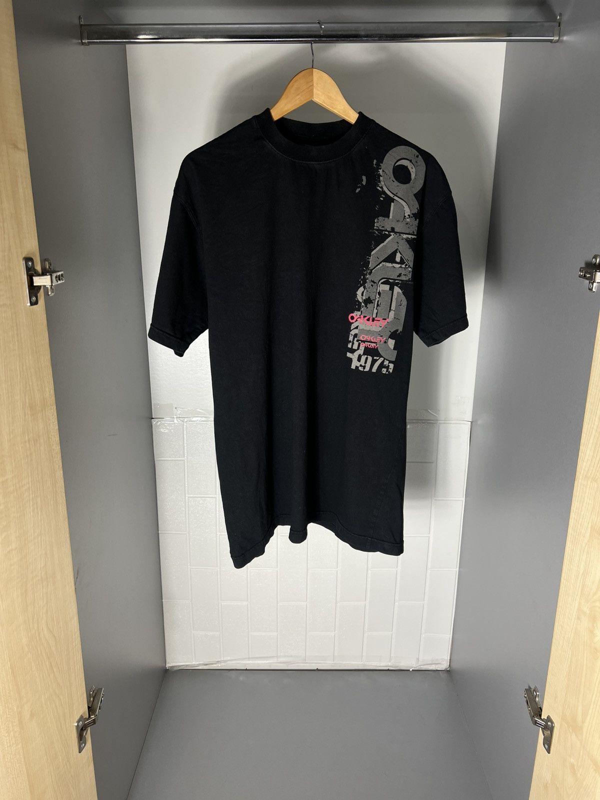 Oakley VINTAGE OAKLEY ART DESIGNER SURF T-SHIRT RETRO SK8 Y2K 90s Size US XL / EU 56 / 4 - 1 Thumbnail