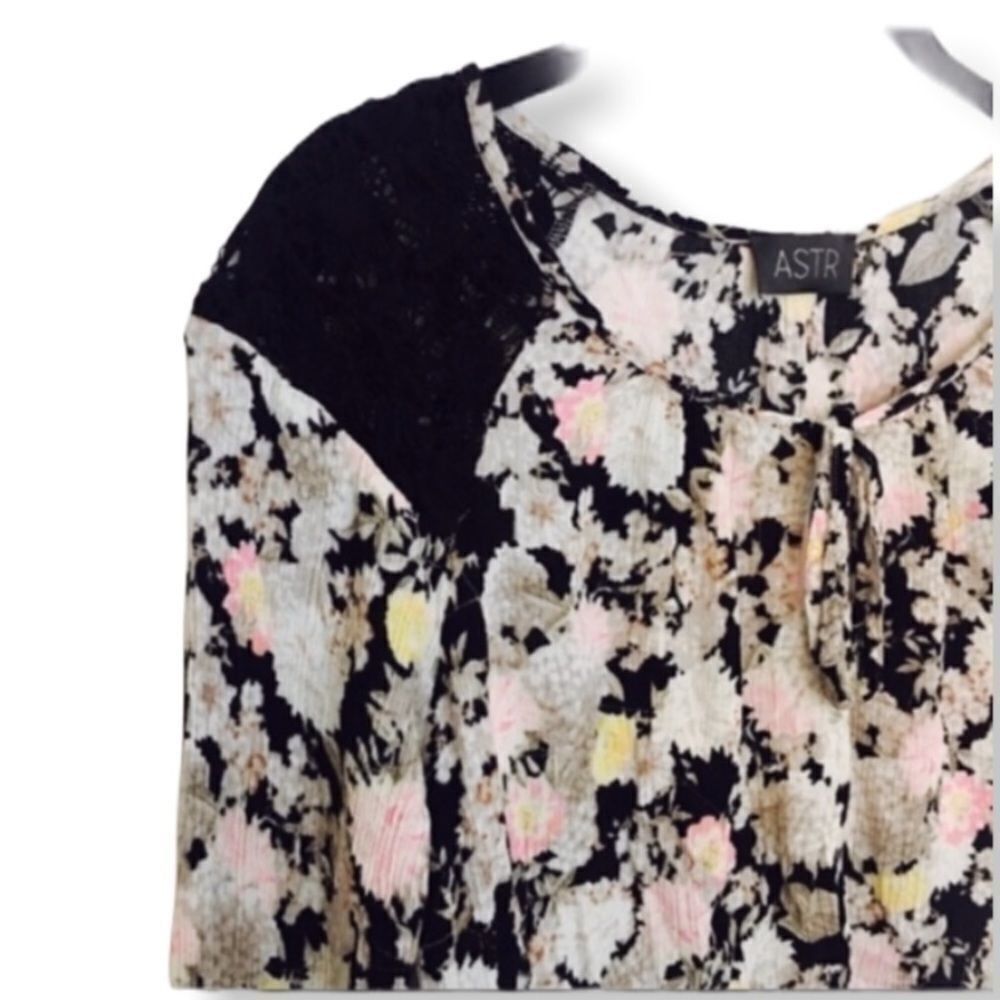 ASTR The Label ASTR the Label Floral Blouse with Black Crochet Shoulder Det Size S / US 4 / IT 40 - 3 Thumbnail