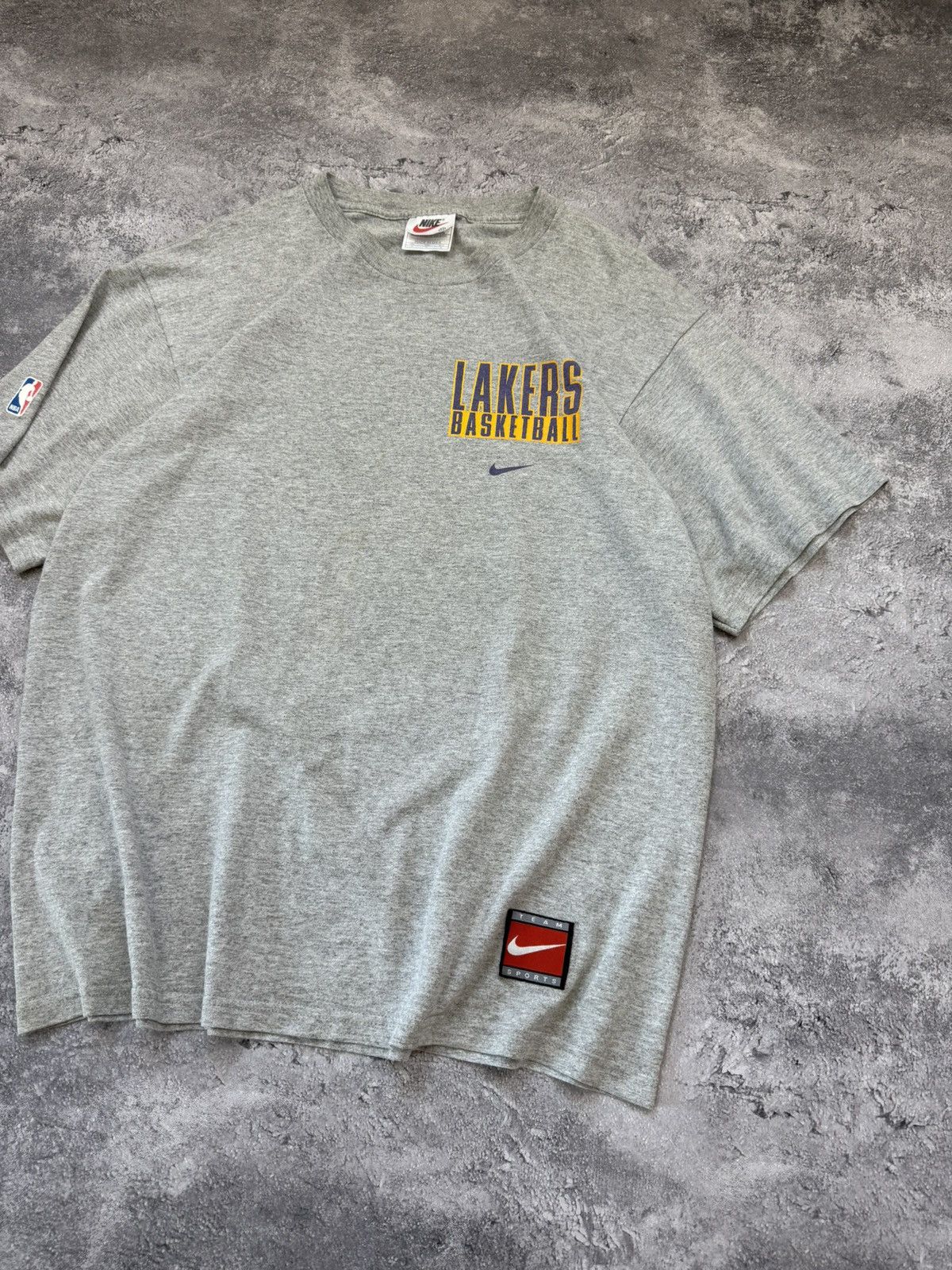 Nike Vintage 90s Nike Lakers NBA Basketball T-Shirt Y2K Rare Tee Size US M / EU 48-50 / 2 - 4 Thumbnail