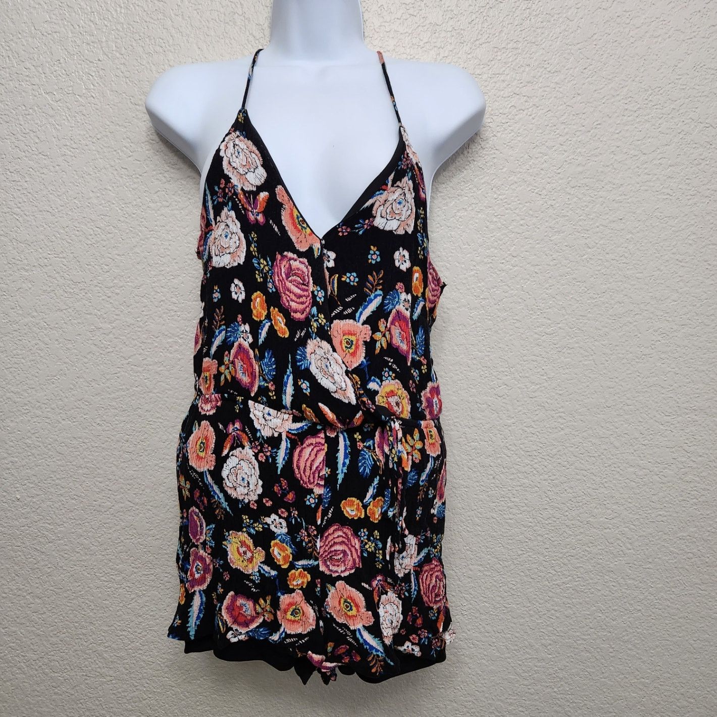 Other One Heart Clothing Black Floral Spaghetti Straps Romper M Size 30" / US 8 / IT 44 - 1 Thumbnail