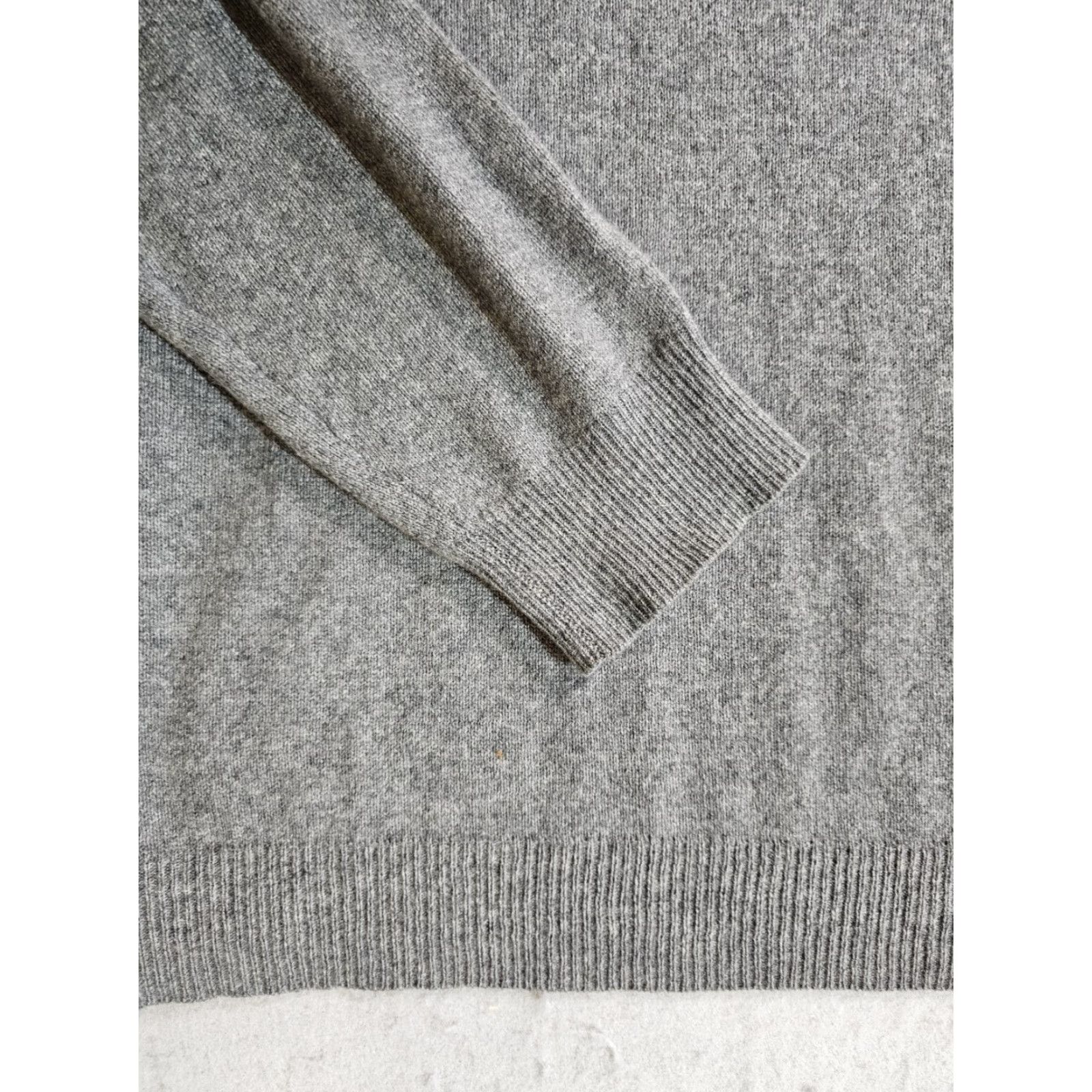 Vintage VINTAGE Marshall Field's 100% Cashmere Pullover Sweater V-Neck Mens XL Gray Size US XL / EU 56 / 4 - 5 Thumbnail