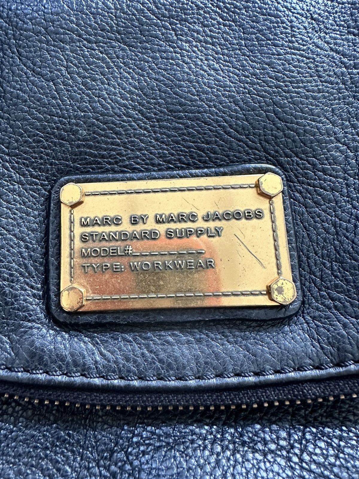 Marc Jacobs Marc Jacobs Black and Gold Pebbled Leather Crossbody Hobo Size ONE SIZE - 5 Thumbnail