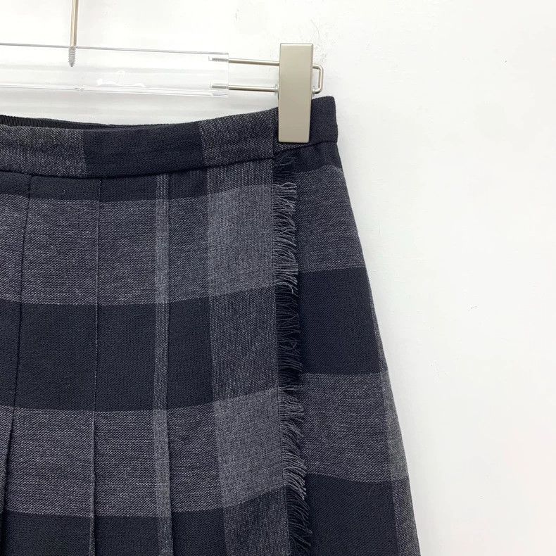 Dior Dior Black and gray plaid fur edge tassel pleated skirt 250 Size 25" / US 0 / IT 36 - 3 Thumbnail