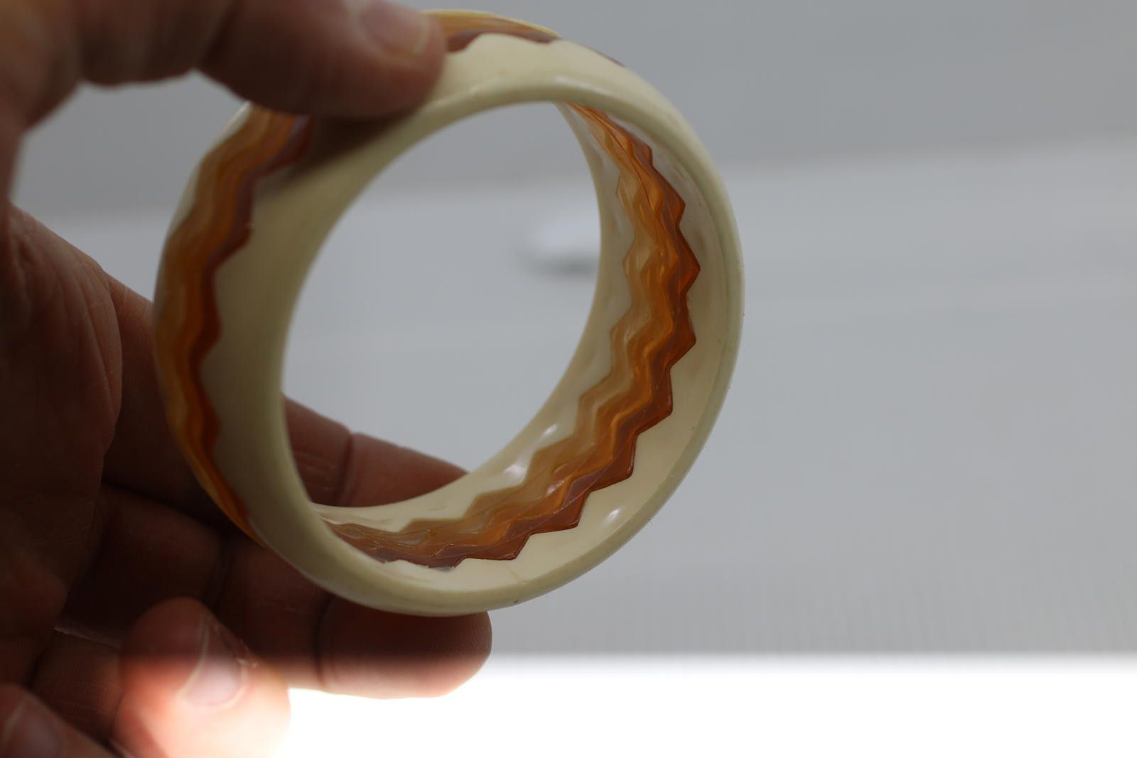 The Unbranded Brand Vintage Cream Amber Zigzag Lucite Bangle 70s Mod Jewelery Size ONE SIZE - 6 Thumbnail