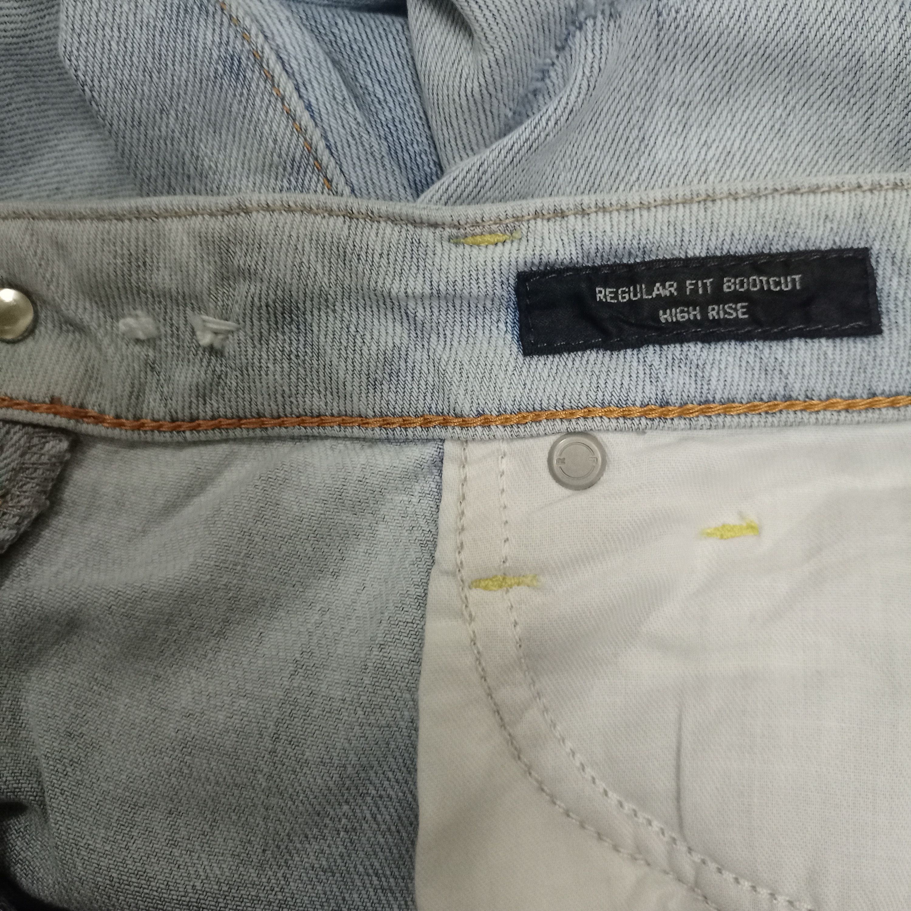 Uniqlo Vintage Uniqlo Light Wash Style Distressed Flare Jeans Size 29" - 9 Thumbnail