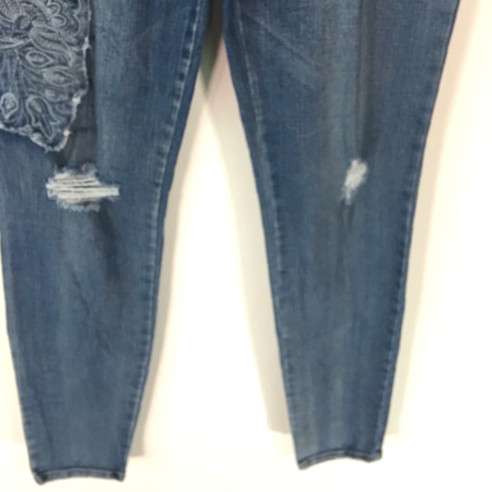 Jessica Simpson Jessica Simpson Jeans Women's Distressed Embroidered Blue Denim Slim Stretch 5-Pocket Size 30 32x30 Size 30" / US 8 / IT 44 - 6 Thumbnail