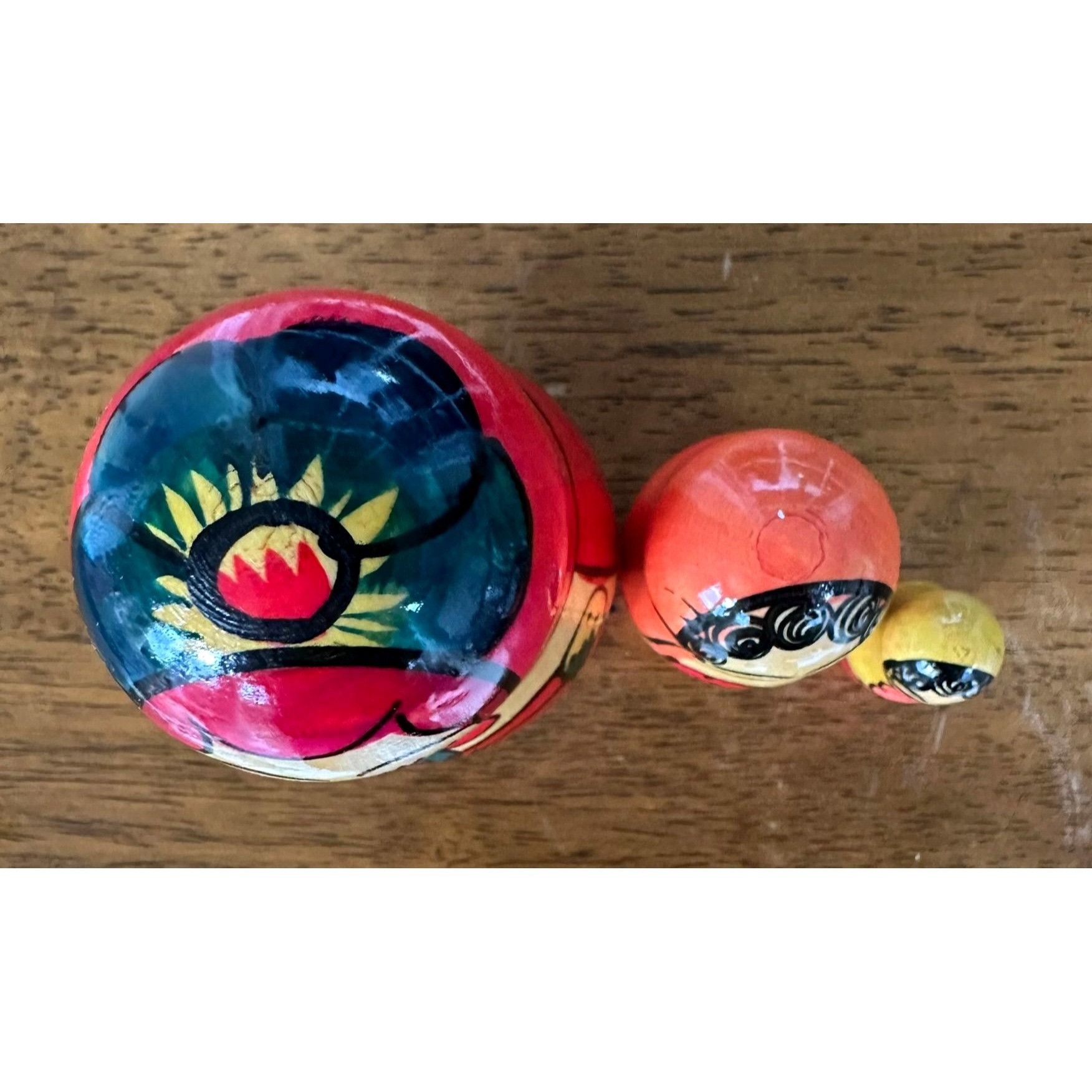 Handmade × Vintage Vintage Russian Nesting Doll Set of 3 Red Floral Matryoshka Size ONE SIZE - 7 Thumbnail