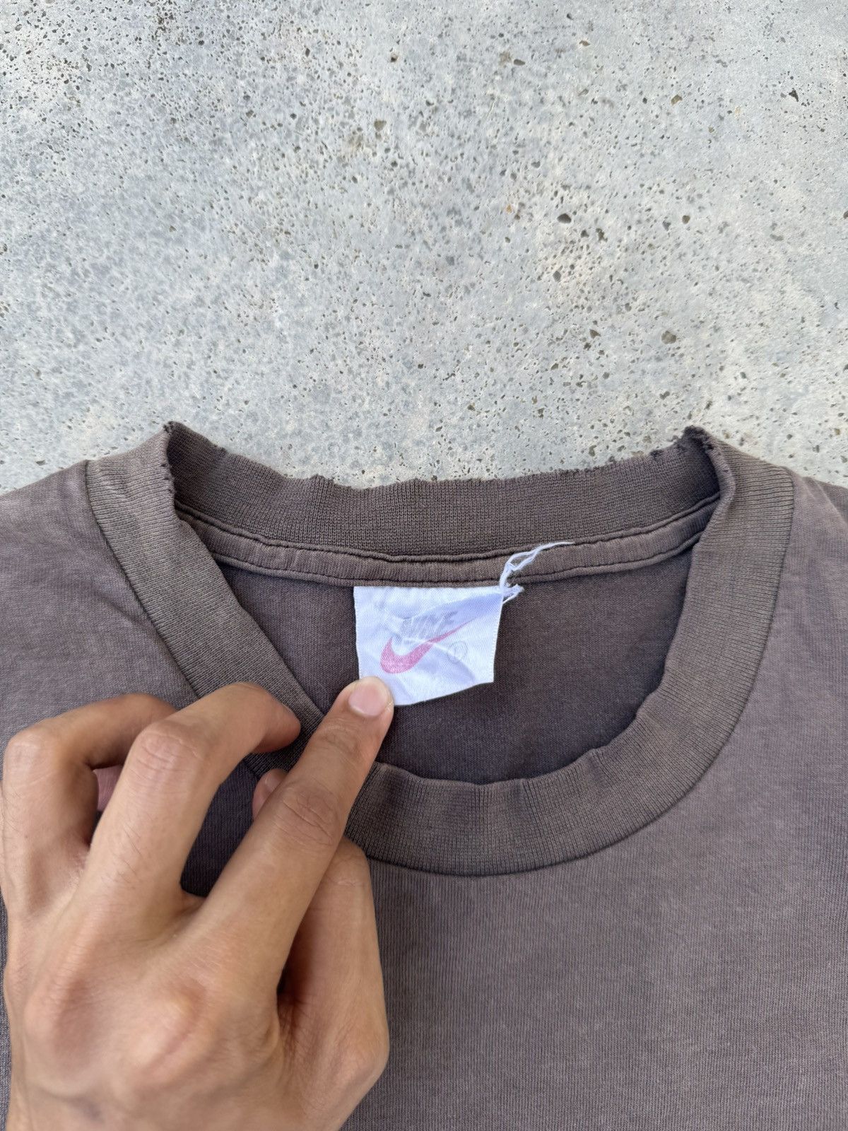 Nike 2000s Nike Swoosh Gradient Sun Faded Thrashed Tees Size US L / EU 52-54 / 3 - 4 Thumbnail