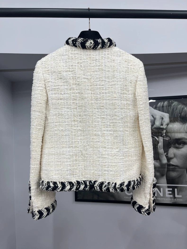 Chanel Chanel White tweed black and white rolled edge diamond buc Size XS / US 0-2 / IT 36-38 - 3 Thumbnail