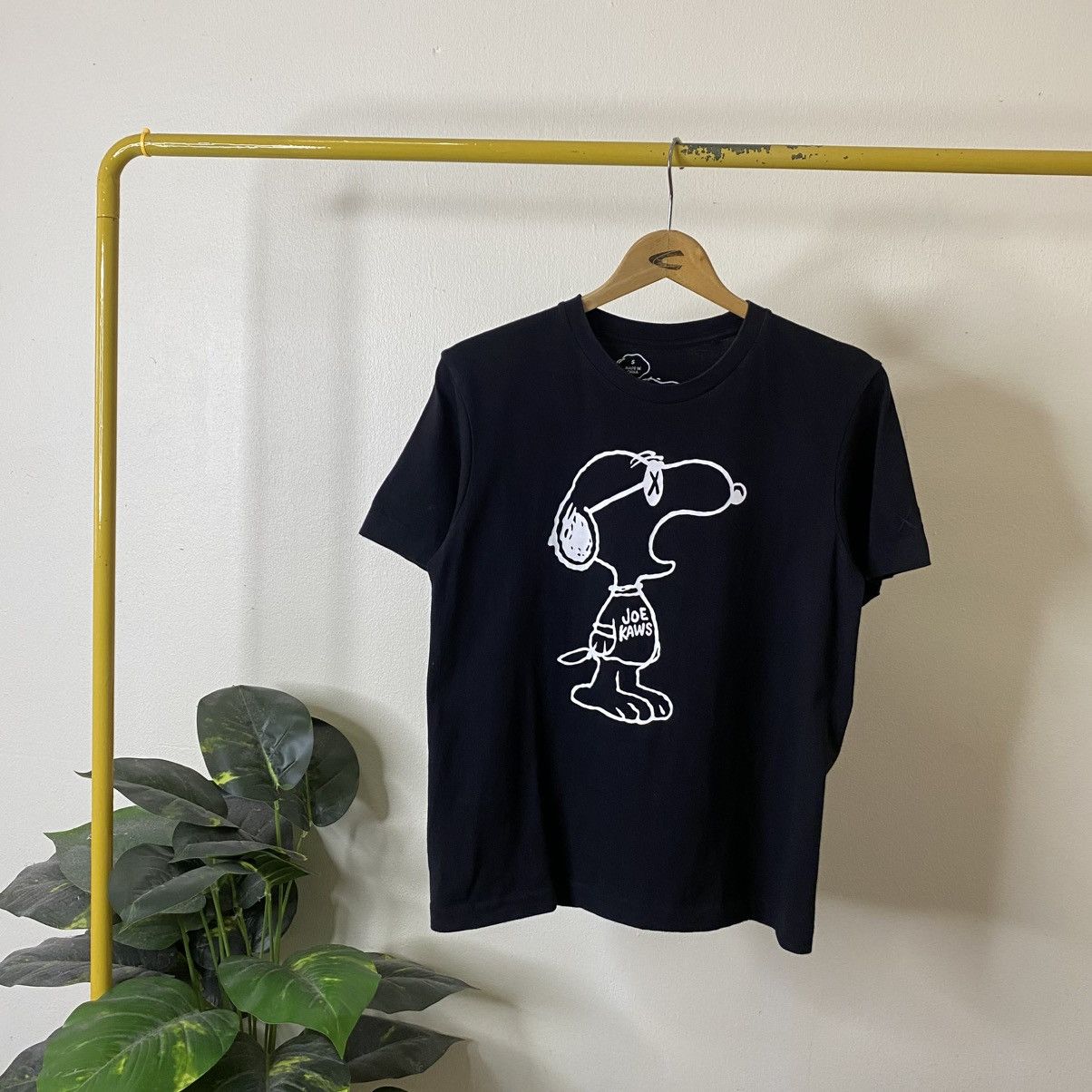 Kaws × Peanuts × Uniqlo Kaws x Snoopy For Uniqlo Collaboration T Shirt Size US S / EU 44-46 / 1 - 1 Thumbnail