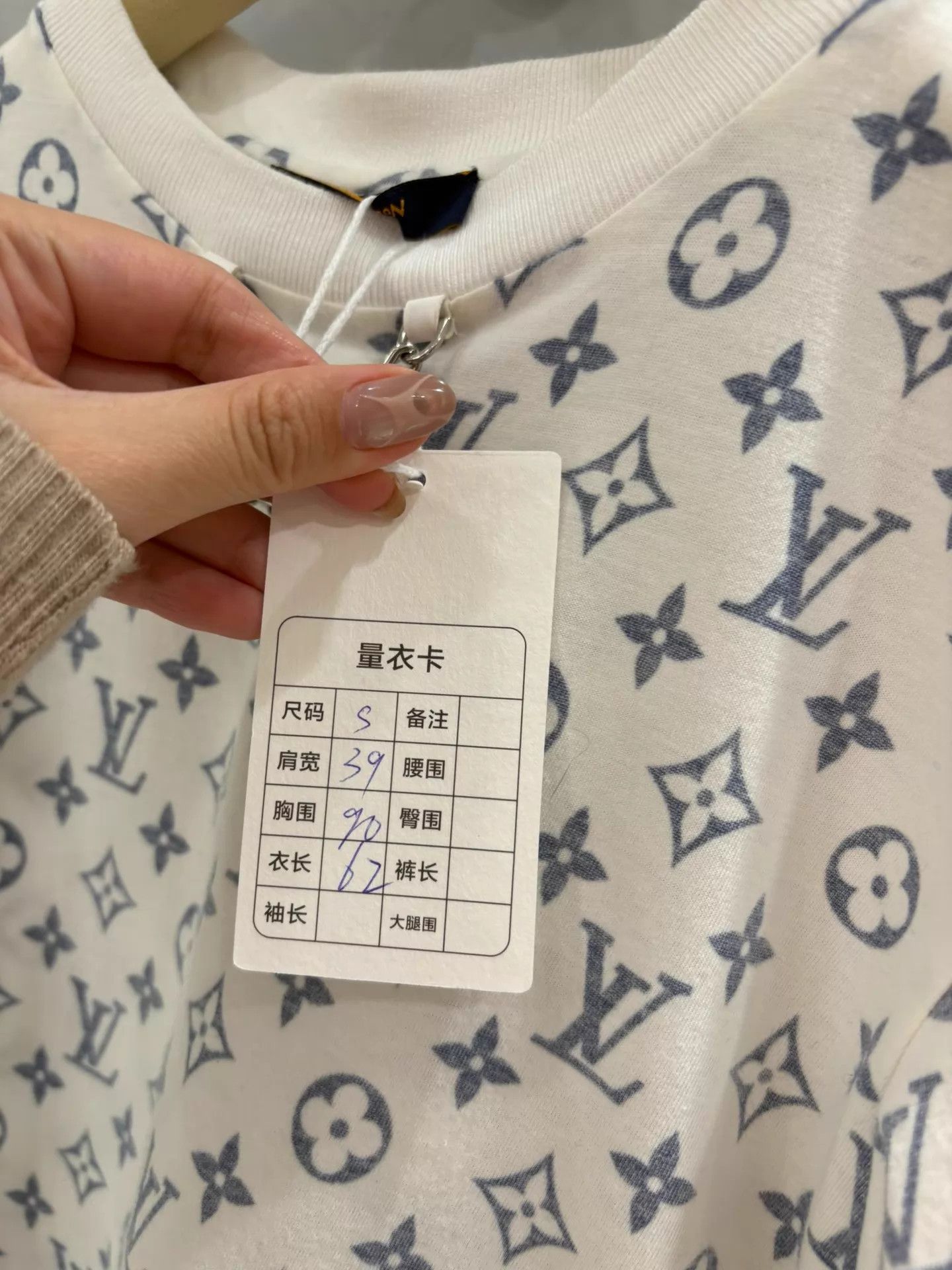 Louis Vuitton LV Classic Full Logo White Tee S Mint Size S / US 4 / IT 40 - 4 Thumbnail