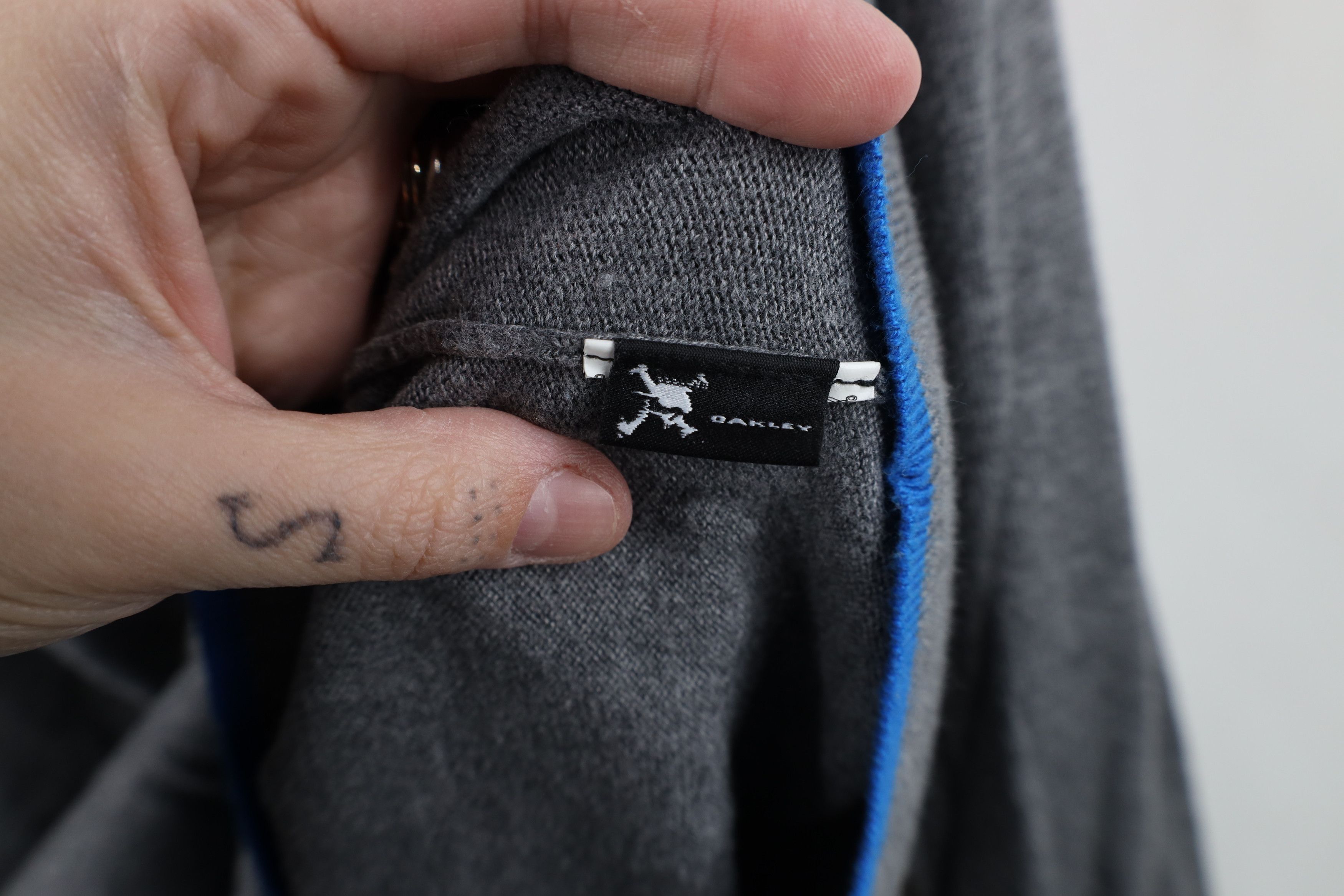 Oakley × Vintage Vintage Oakley Fit O Logo Lightweight Knit V-Neck Sweater Size US M / EU 48-50 / 2 - 5 Thumbnail