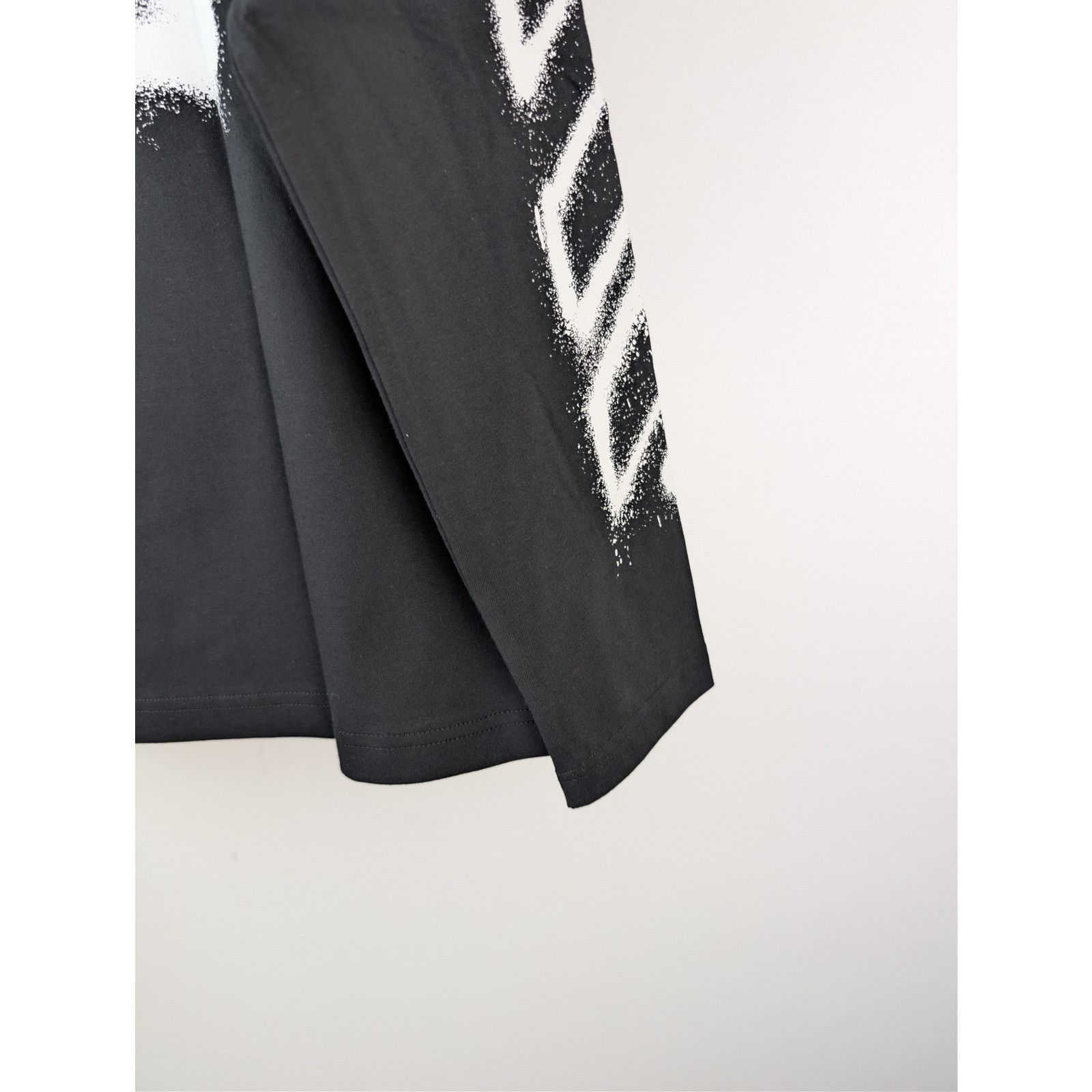 Off-White o1rshd1 Spray Can Arrow Skate L/S T-Shirt in Black Size US S / EU 44-46 / 1 - 13 Thumbnail