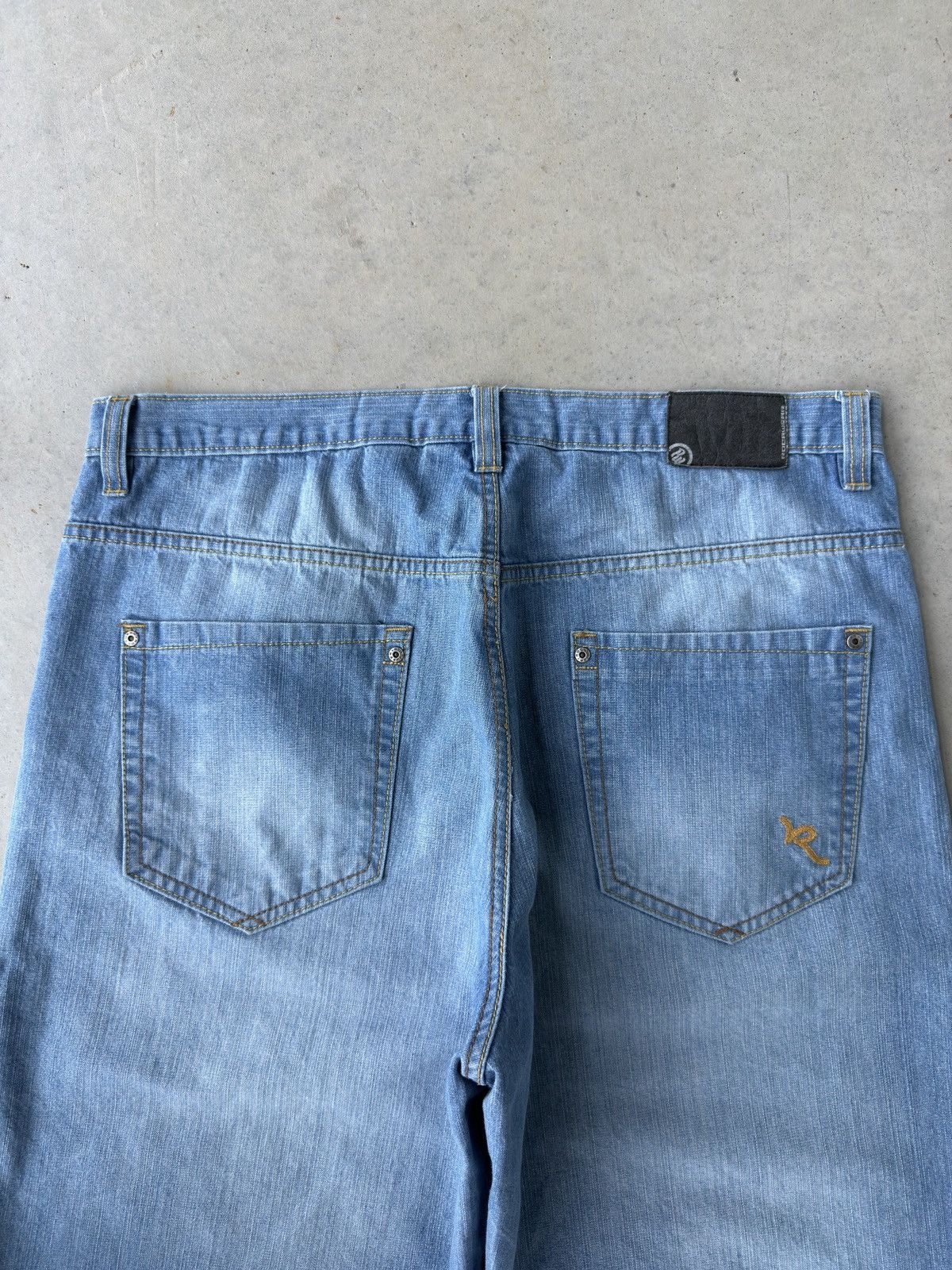 Vintage Vintage Rocawear Light Wash Baggy Denim Jean Shorts Size US 38 / EU 54 - 3 Thumbnail
