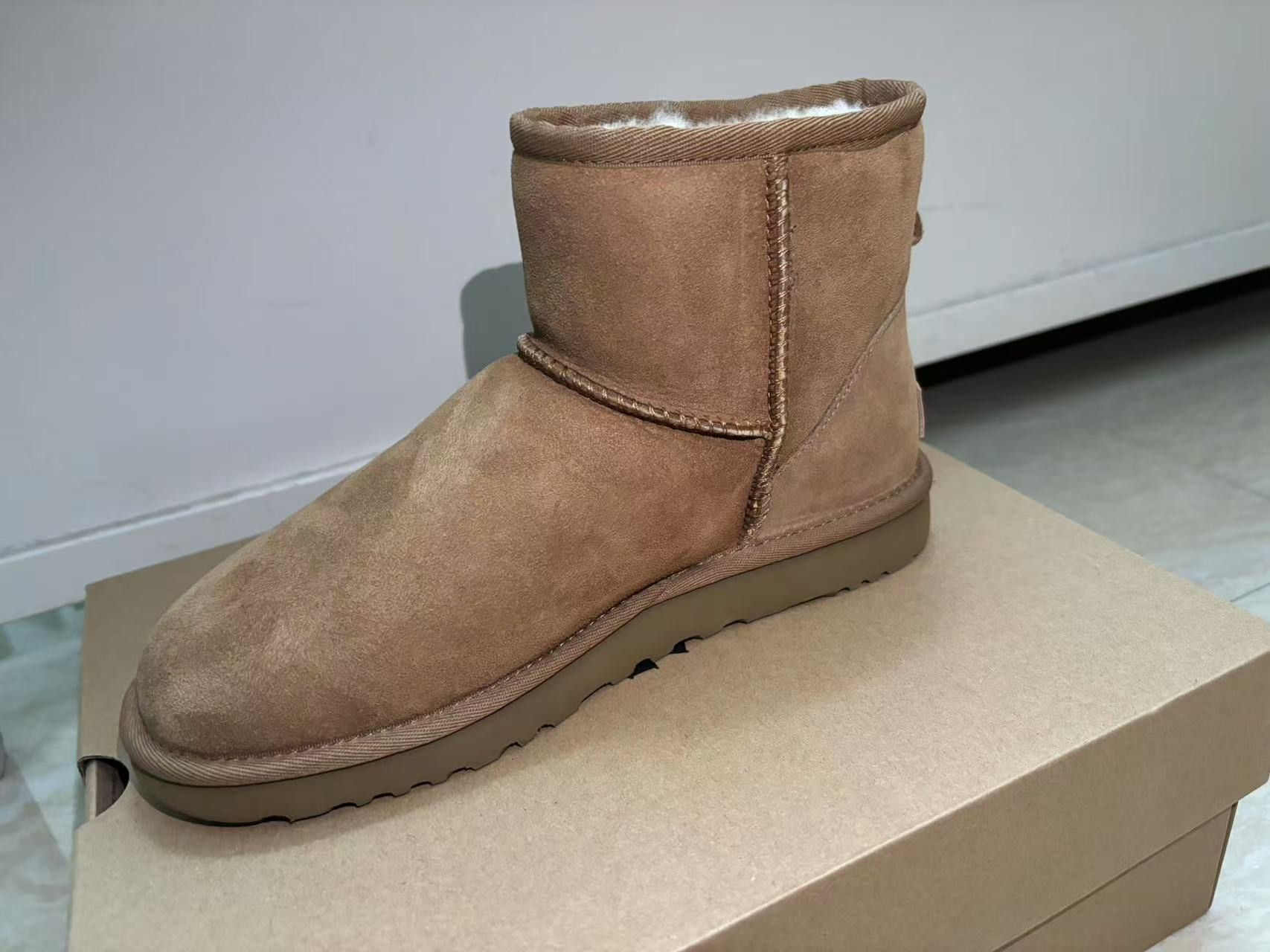 Ugg UGG Women's Classic Mini II Boots Size US 7 / IT 37 - 8 Thumbnail