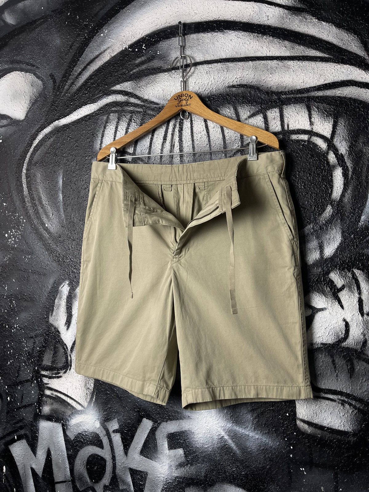 Uniqlo Uniqlo Beige Cotton Chino Shorts Men’s Size Large Size US 34 / EU 50 - 1 Thumbnail