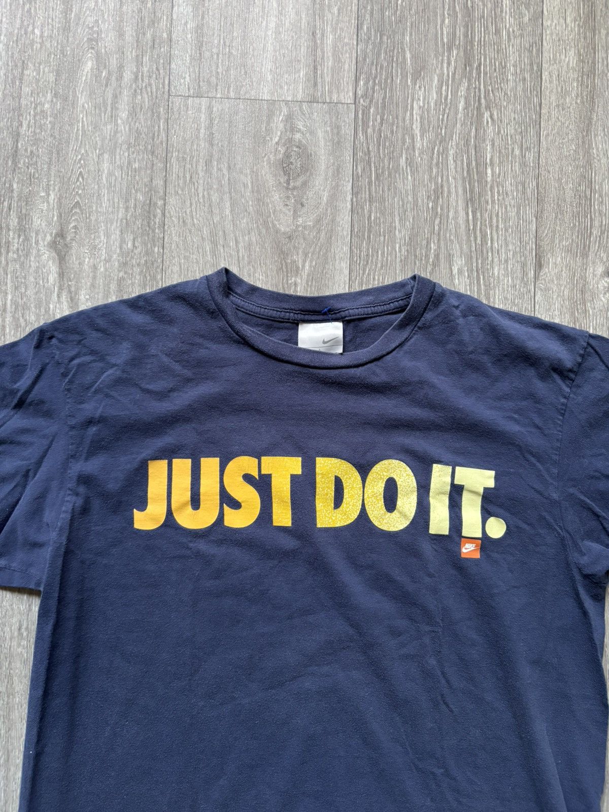 Nike Vintage 2000s Nike Navy Blue T-Shirt Faded Y2K Swoosh Tee Size US M / EU 48-50 / 2 - 3 Thumbnail