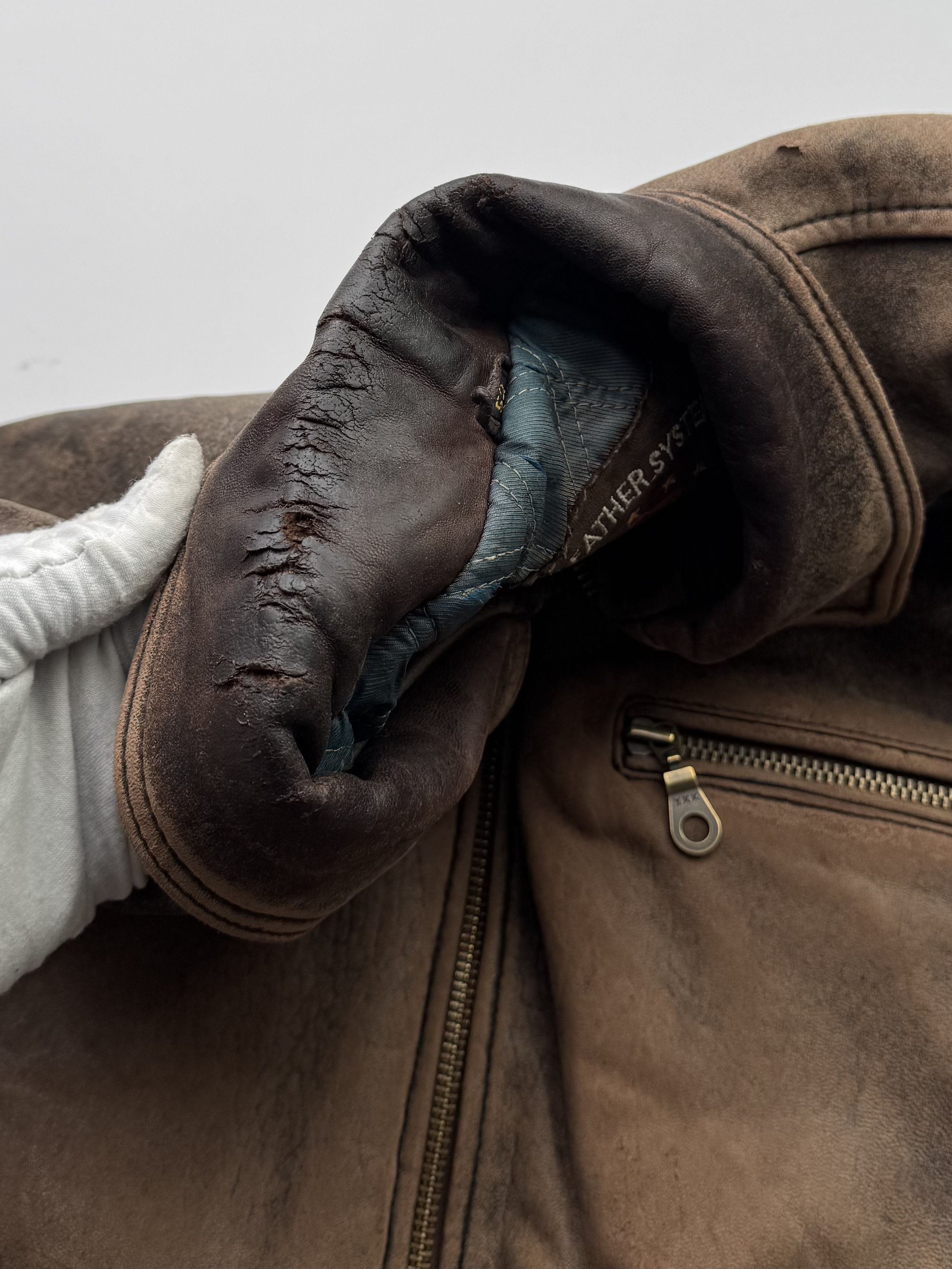 Vintage Vintage Thrashed Faded Leather Bomber Jacket B566(V10)E2 Size US XL / EU 56 / 4 - 8 Thumbnail