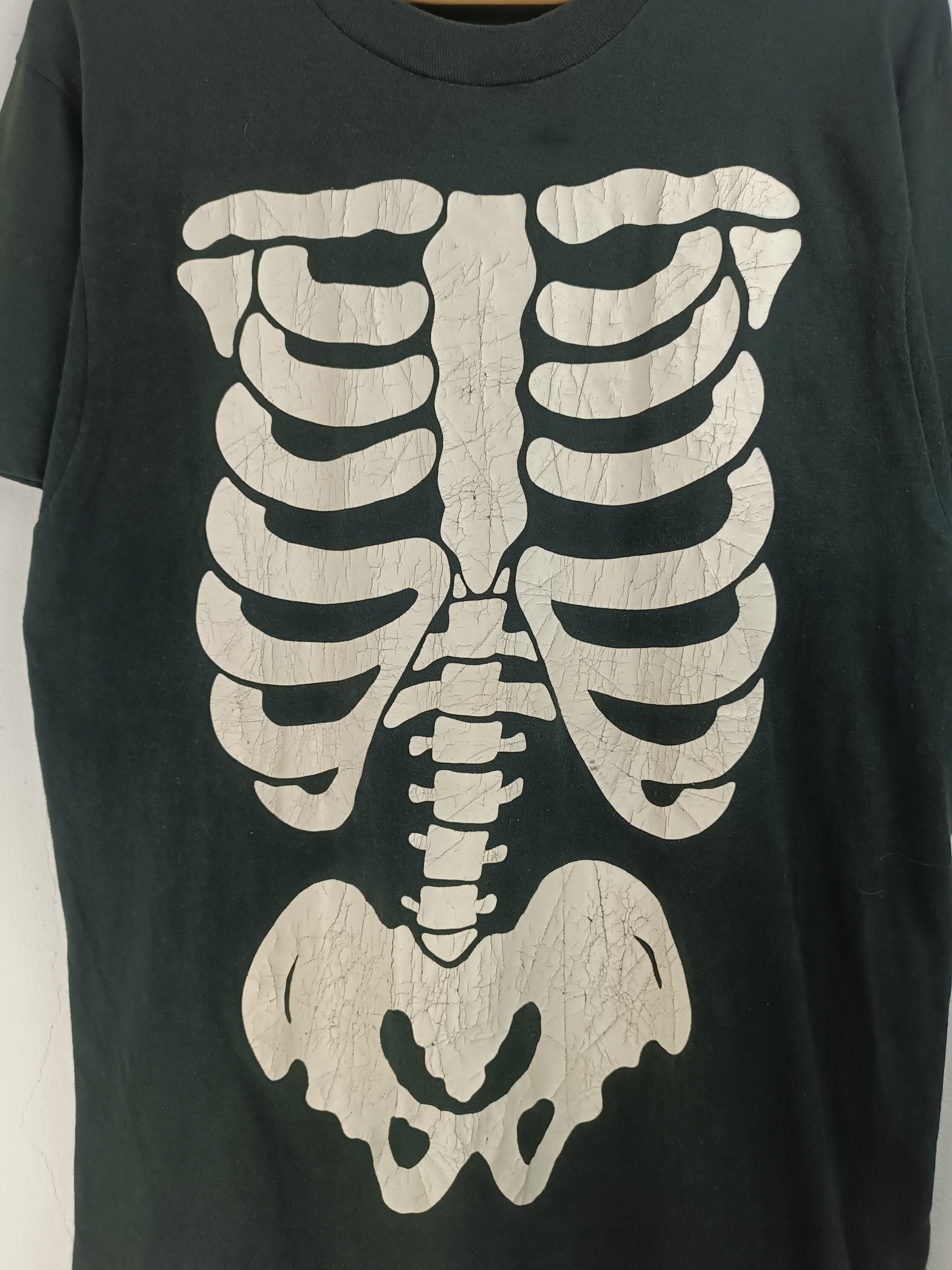 Vintage VINTAGE 80'S SKELETON ANATOMY HORROR HALLOWEEN SPOOKY TEE Size US L / EU 52-54 / 3 - 9 Thumbnail