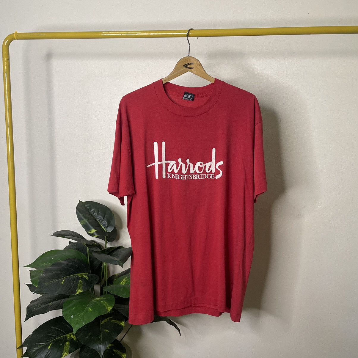 Vintage 1980s Harrods Knightsbridge Single Stitch Made in USA Tee Size US XL / EU 56 / 4 - 1 Thumbnail