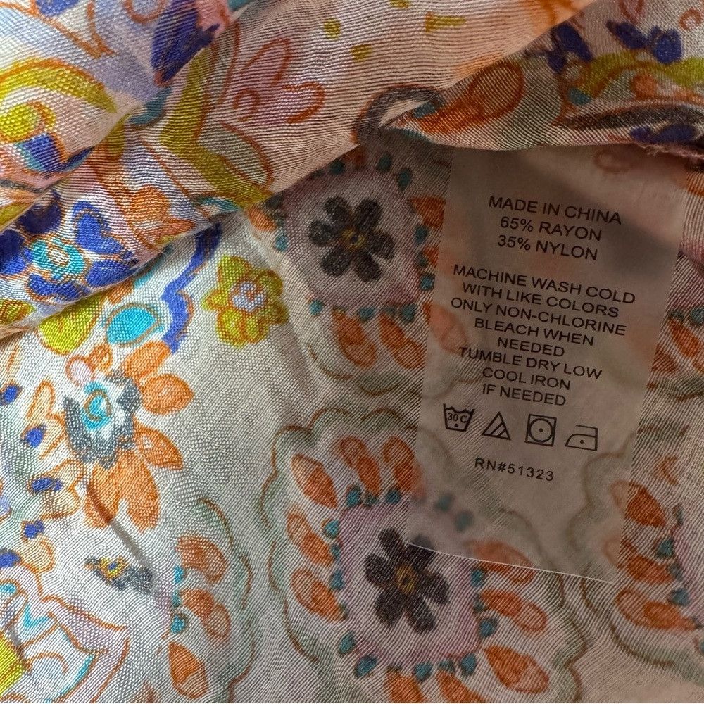 Vince Camuto NWT New Vince Camuto Floral Rayon Henley Blouse Size M Size M / US 6-8 / IT 42-44 - 7 Thumbnail