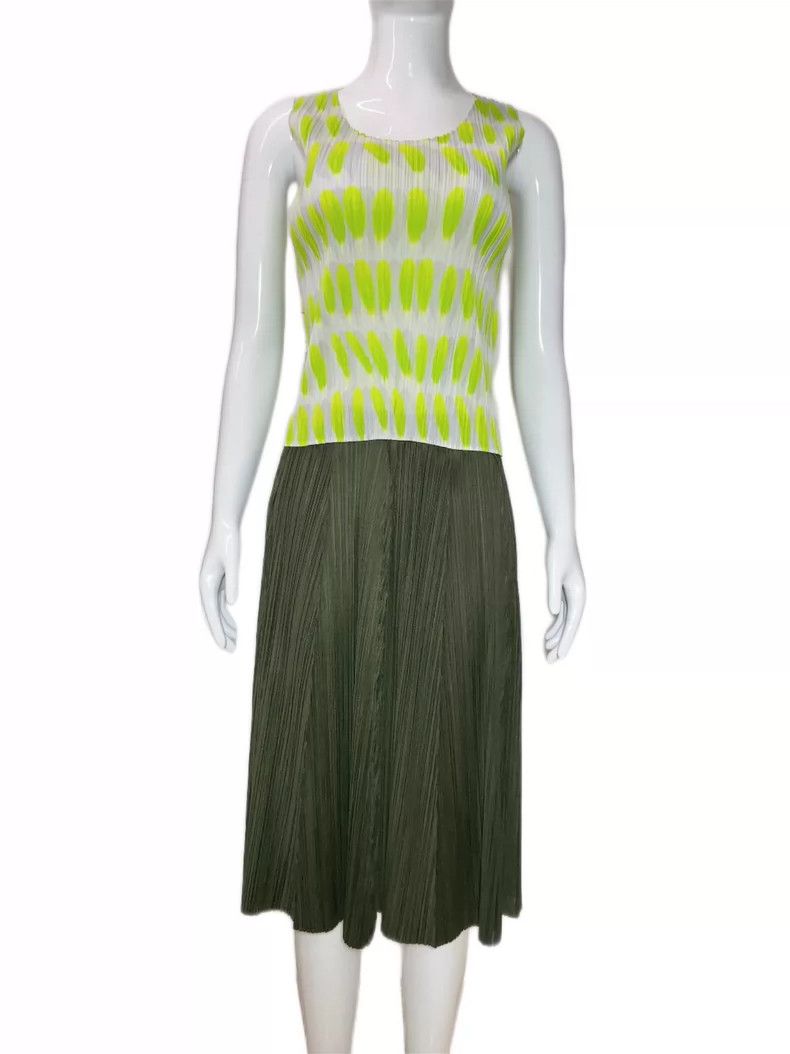 Issey Miyake Issey Miyake size:2 Dark green pleated skirt Size 31" - 1 Thumbnail