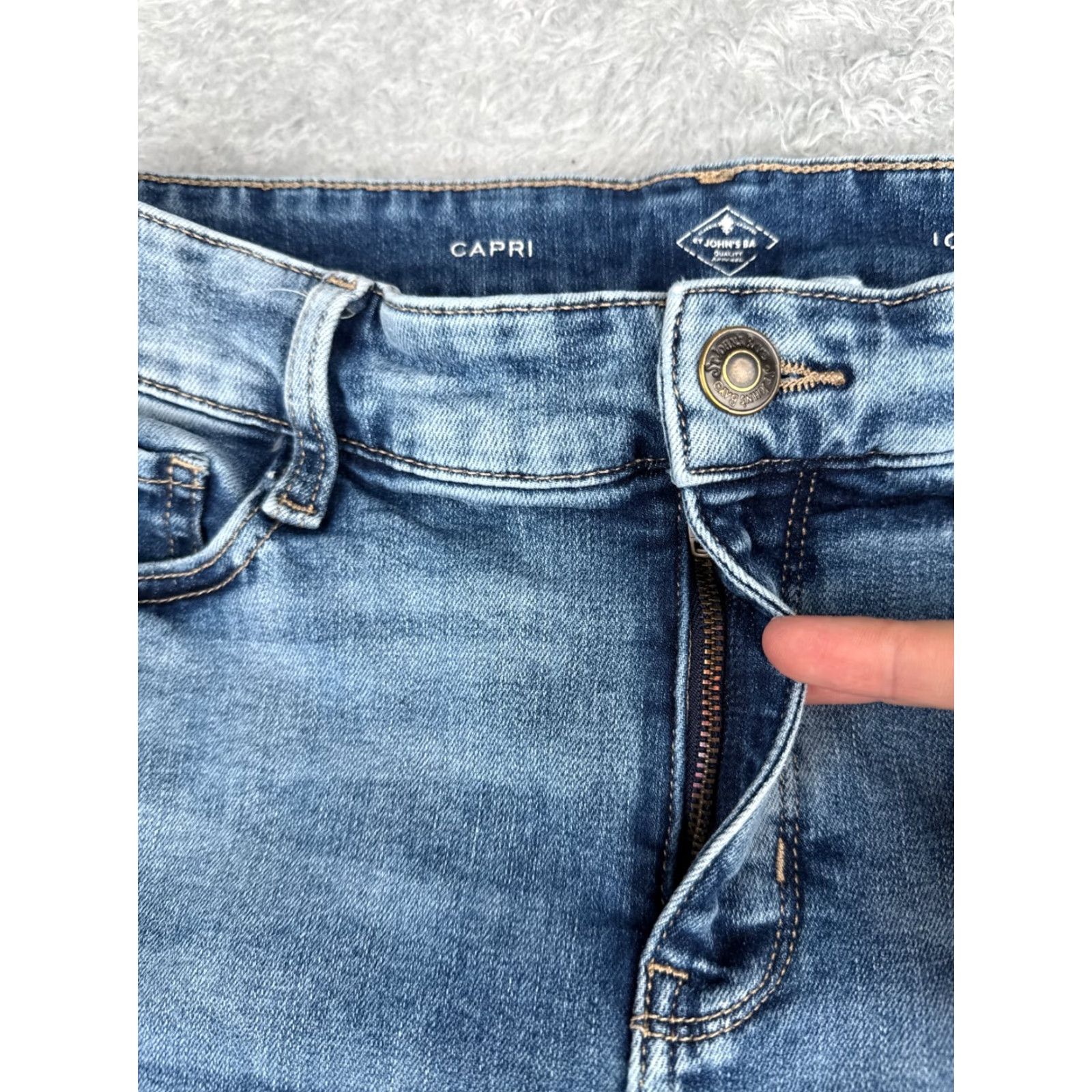 Vintage St. John's Bay Women's Capri Jeans Size 10 Blue Denim Mid Rise 30x20 Comfort Stretch Distressed Size 32" / US 10 / IT 46 - 5 Thumbnail