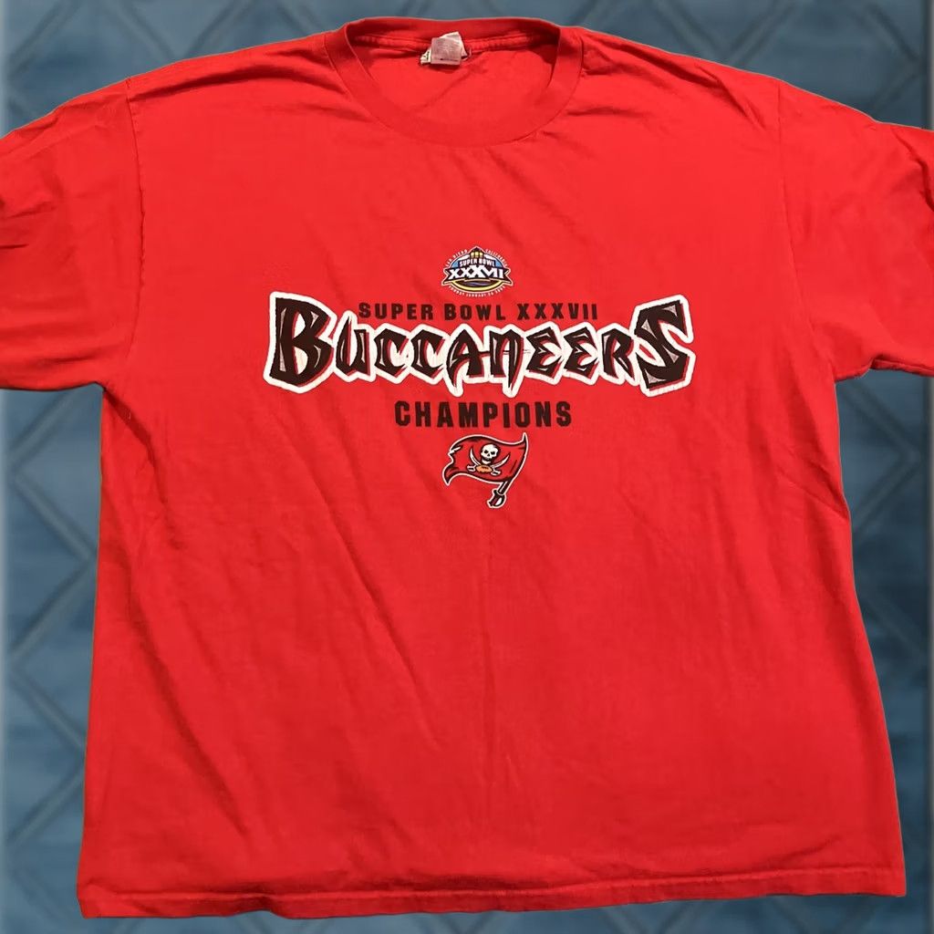 LeSportsac VINTAGE Lee Sports T-Shirt XL Football Buccaneers Red Crew Neck Short Sleeve Men Womens Unisex Adults Size US XL / EU 56 / 4 - 1 Thumbnail