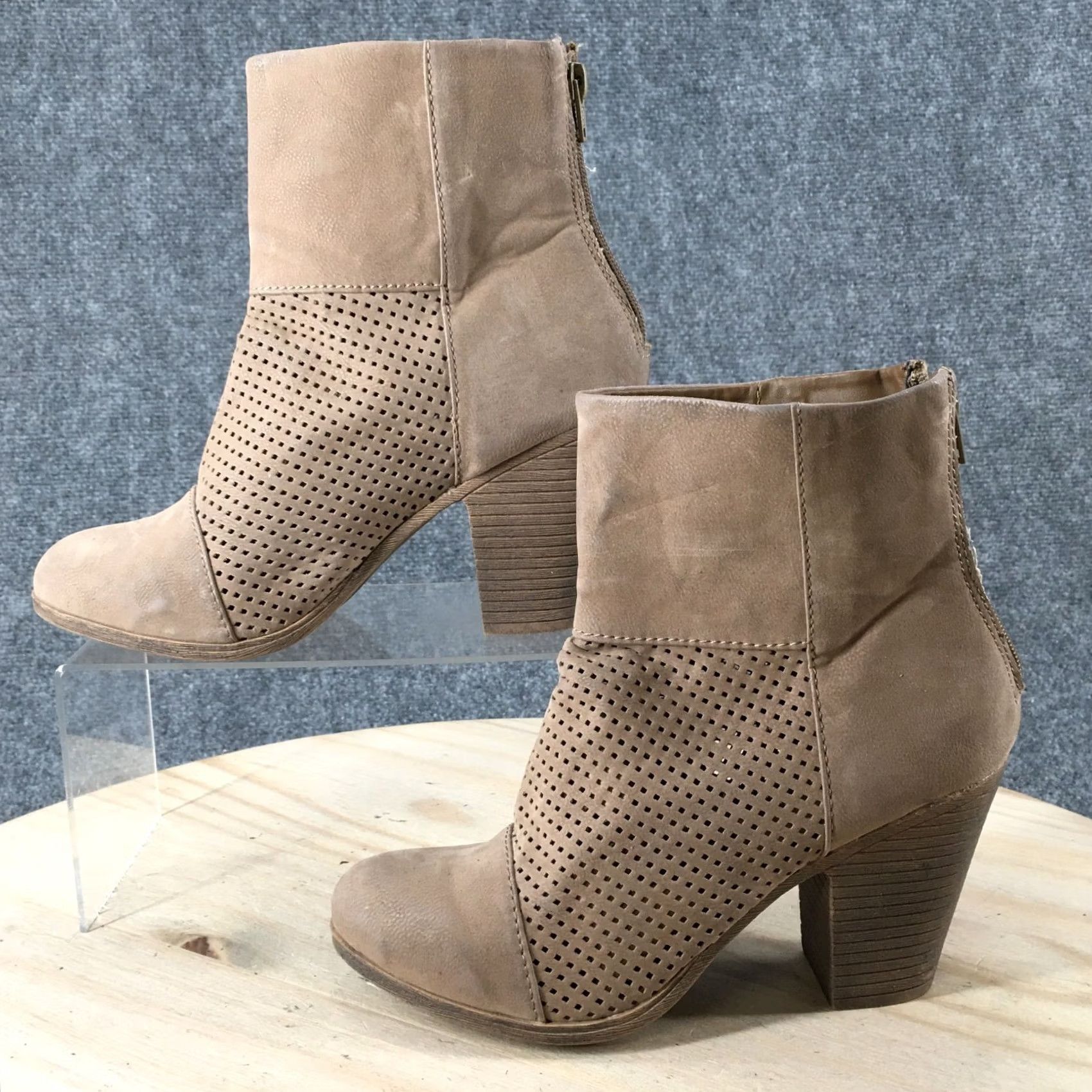 Vintage SO Boots Womens 8 M Beige Faux Leather Perforated Ankle Booties Heels Size US 8 / IT 38 - 2 Thumbnail