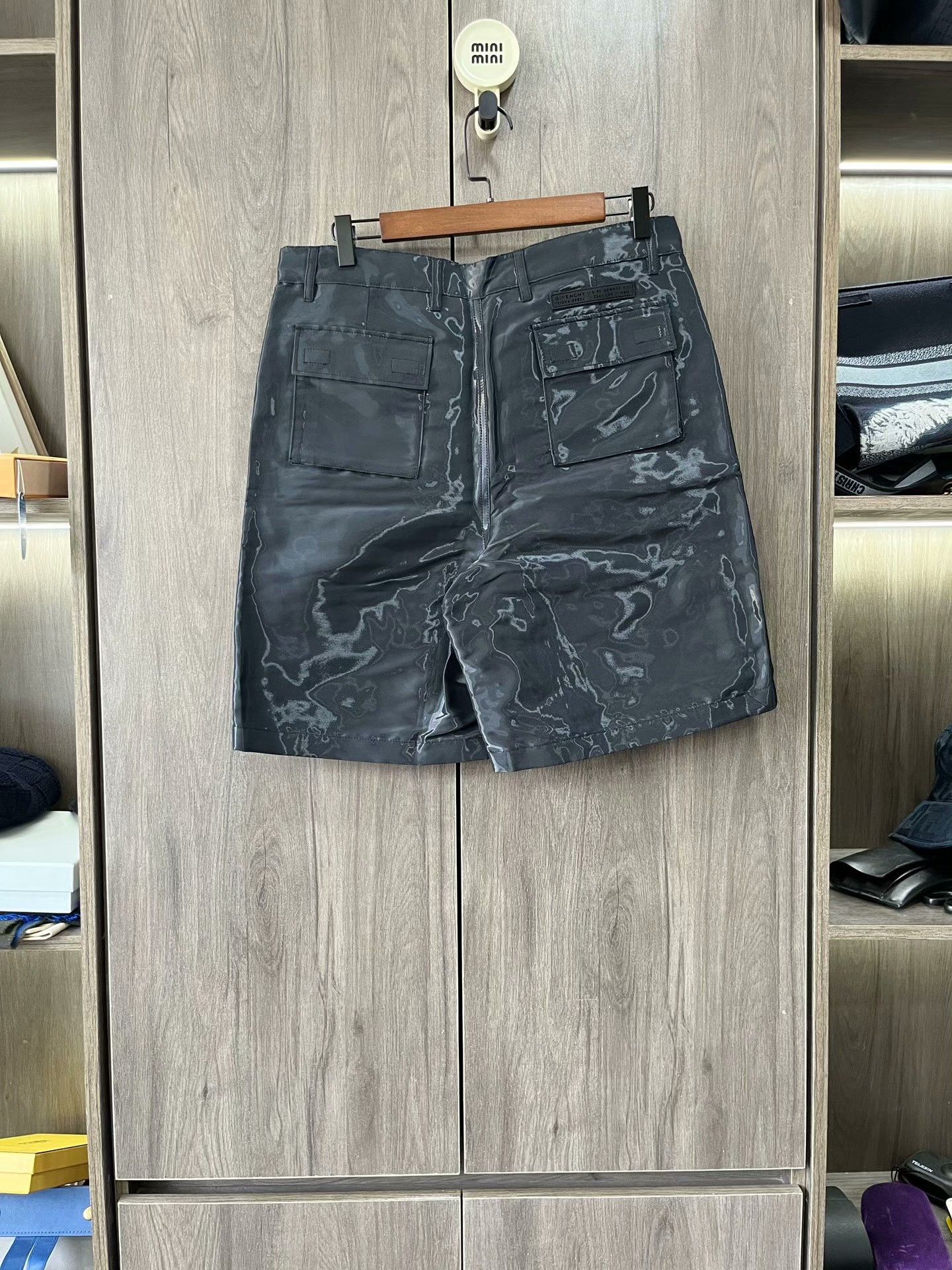 Givenchy Givenchy Multi-Pocket Reflective Shorts Size US 32 / EU 48 - 1 Thumbnail