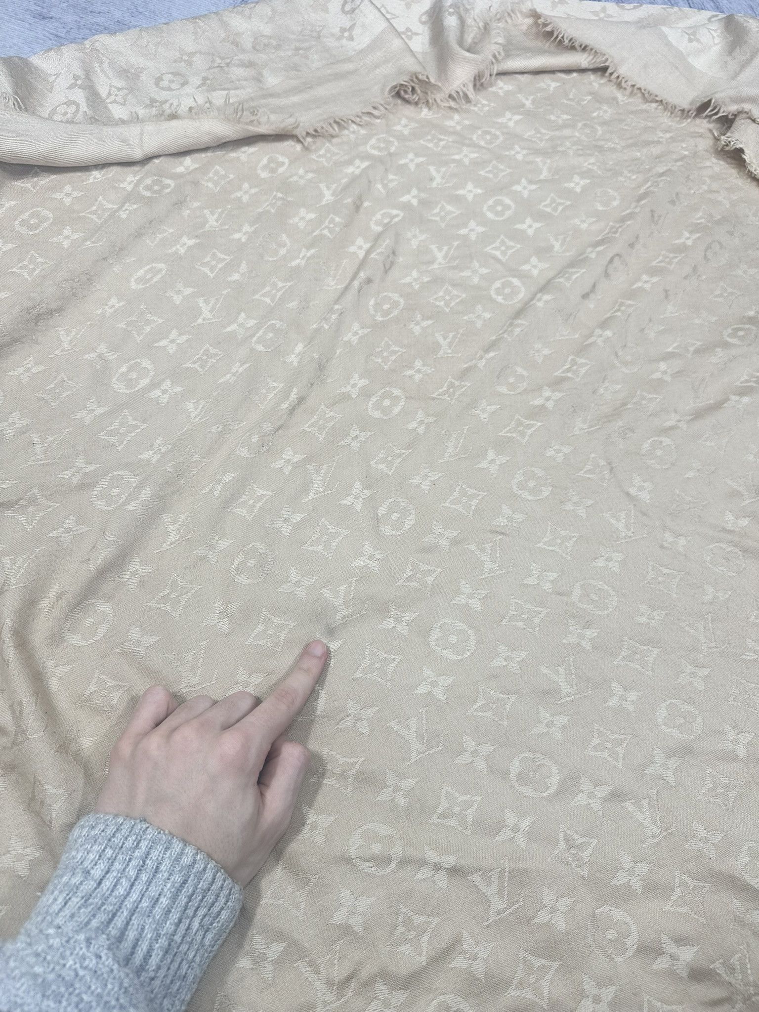 Louis Vuitton Louis Vuitton Handkerchief LV Monogram Paris Beige Silk Size ONE SIZE - 7 Thumbnail