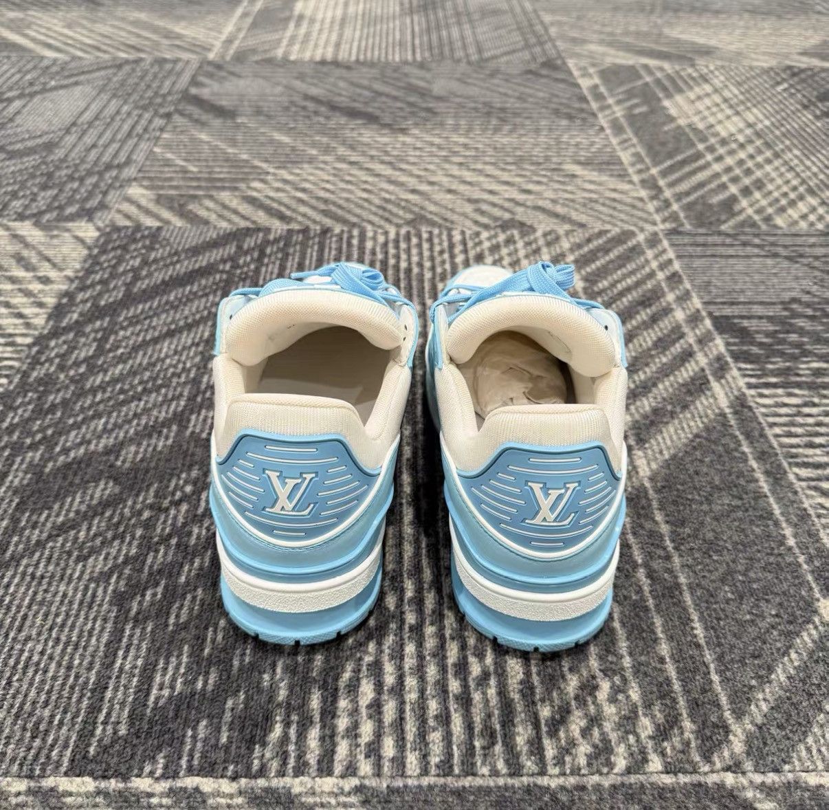 Louis Vuitton Louis Vuitton Trainer Embossed Blue & White Sneakers J42 Size US 8.5 / EU 41-42 - 3 Thumbnail