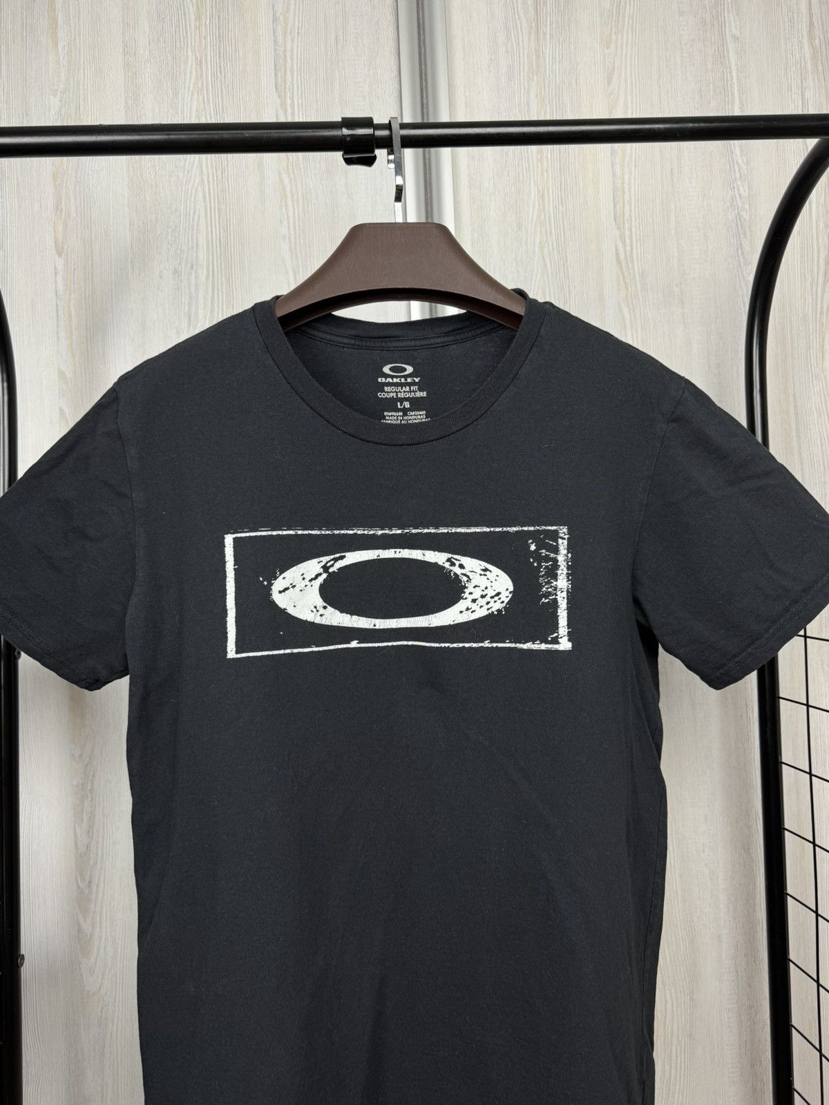 Oakley Oakley vintage big logo black tee shirt Size US L / EU 52-54 / 3 - 3 Thumbnail