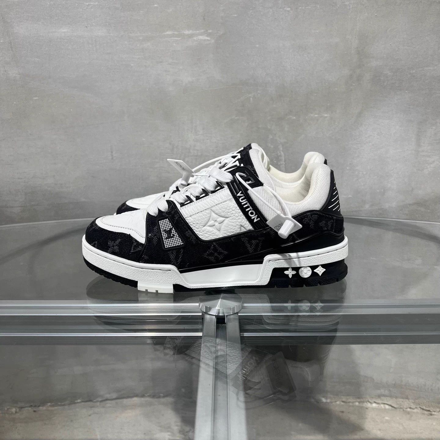 Louis Vuitton LV Trainer Black/White UK3/37 Size US 6 / IT 36 - 3 Thumbnail
