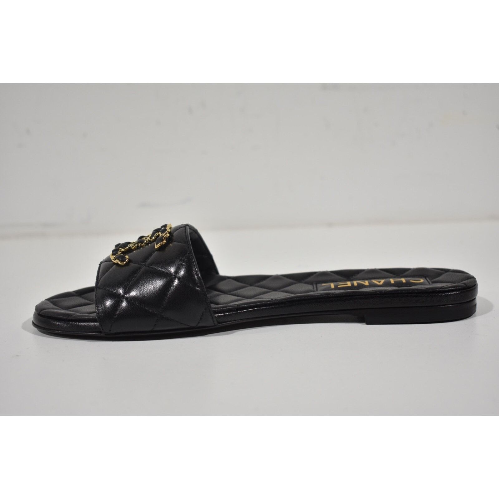 Chanel Chanel 23P Black Chain Gold CC Logo Quilted Mules Slide Size US 8.5 / IT 38.5 - 9 Thumbnail