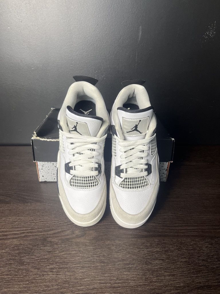 Jordan Brand Air Jordan 4 Retro "Military Black" (GS) **PRE-OWNED** Size US 6.5 / EU 39-40 - 4 Thumbnail