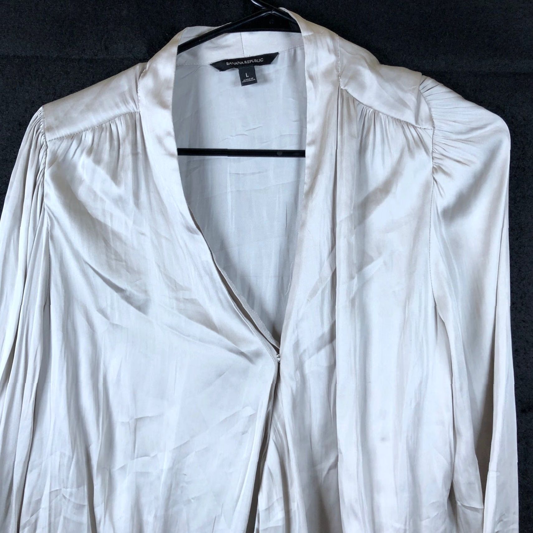 Banana Republic Banana Republic Blouse Womens Beige Shiny V Neck Long Sleeve Lightweight L Casual Office Size L / US 10 / IT 46 - 2 Thumbnail