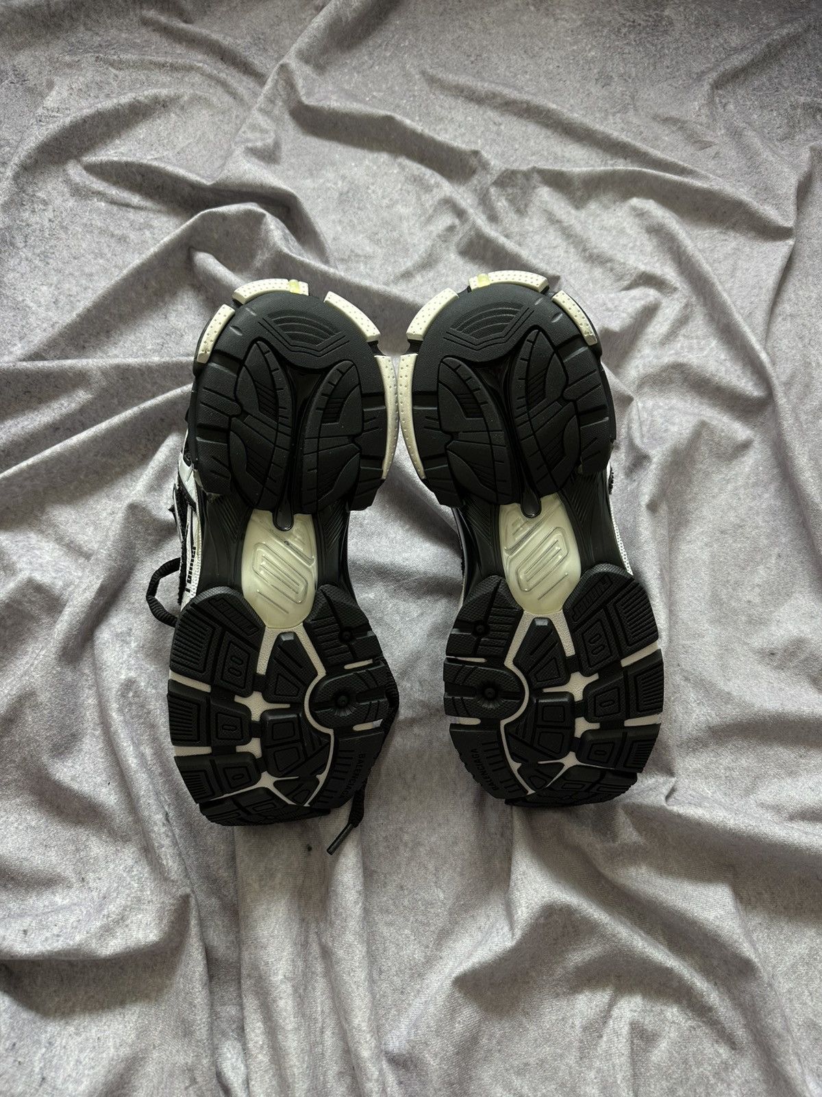 Balenciaga Balenciaga Runner White / Black Sneakers Shoes Size US 7 / EU 40 - 12 Thumbnail