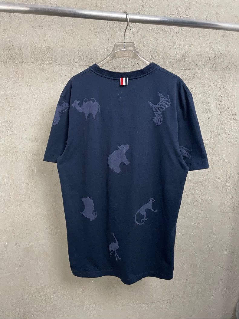 Thom Browne Thom browne Dark blue full-print zoo long short-sleeved T-s Size US XL / EU 56 / 4 - 2 Thumbnail